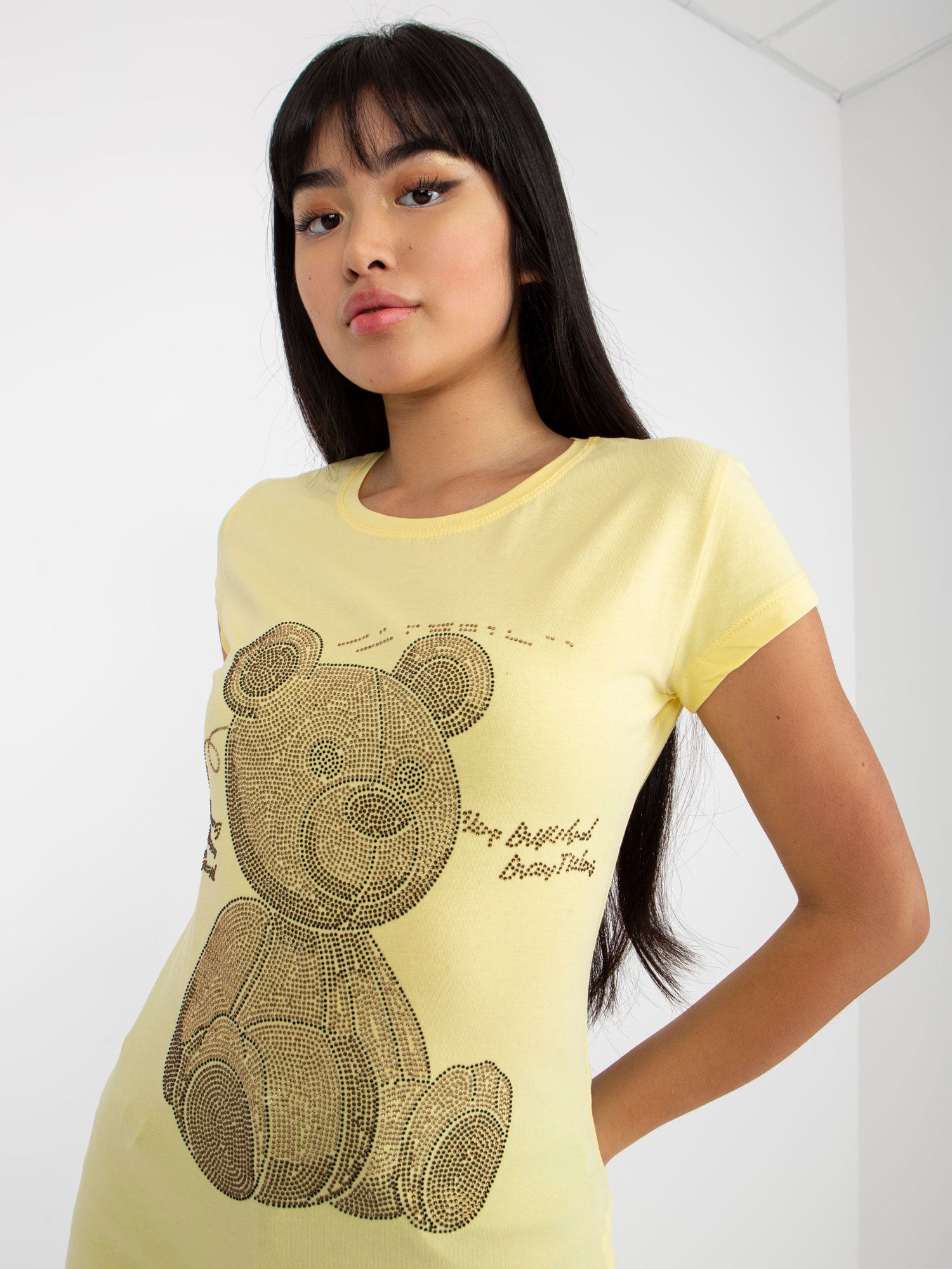 Jasnożółty dopasowany t-shirt z aplikacją misia