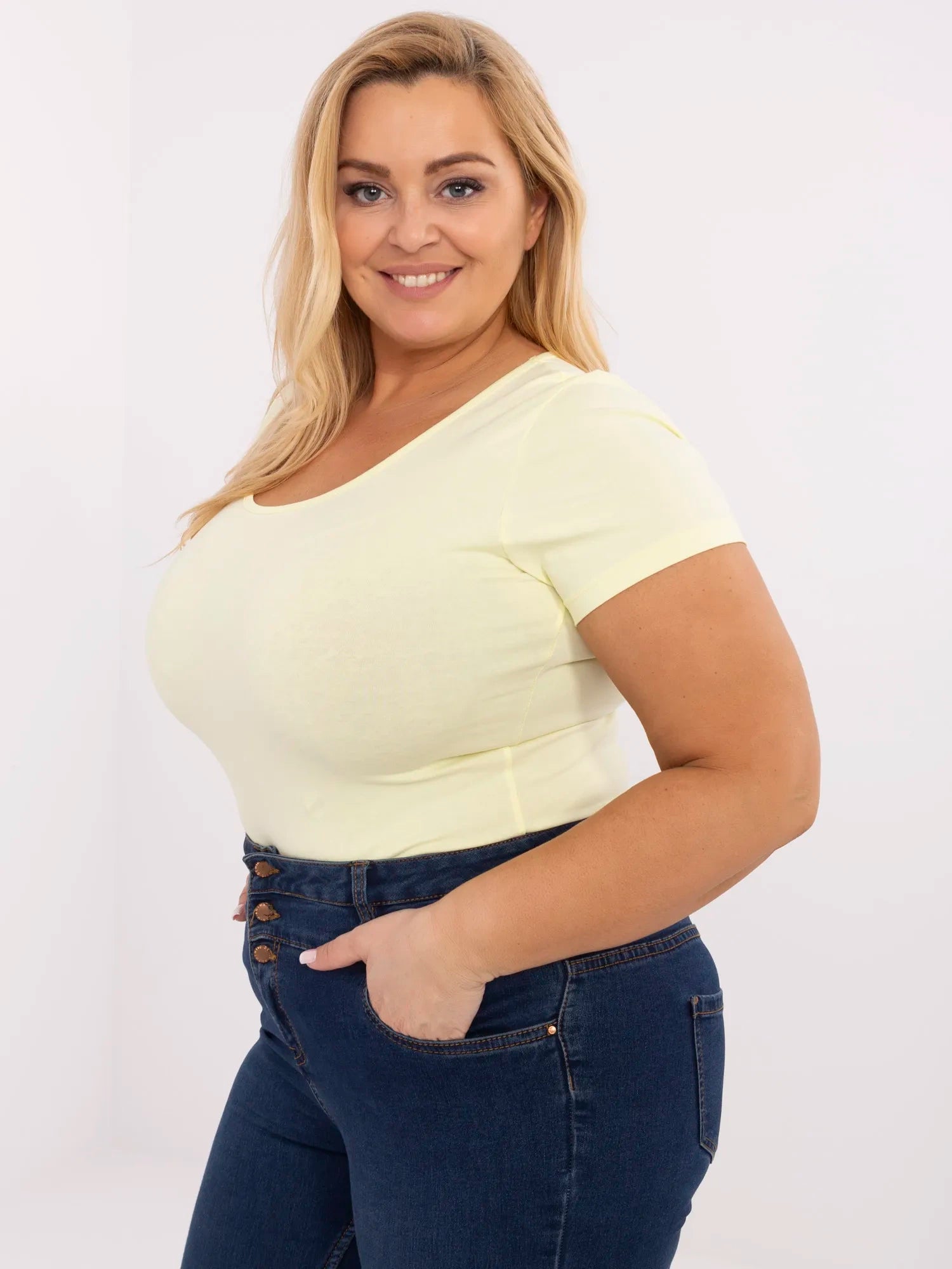 Jasnożółty t-shirt plus size o dopasowanym kroju