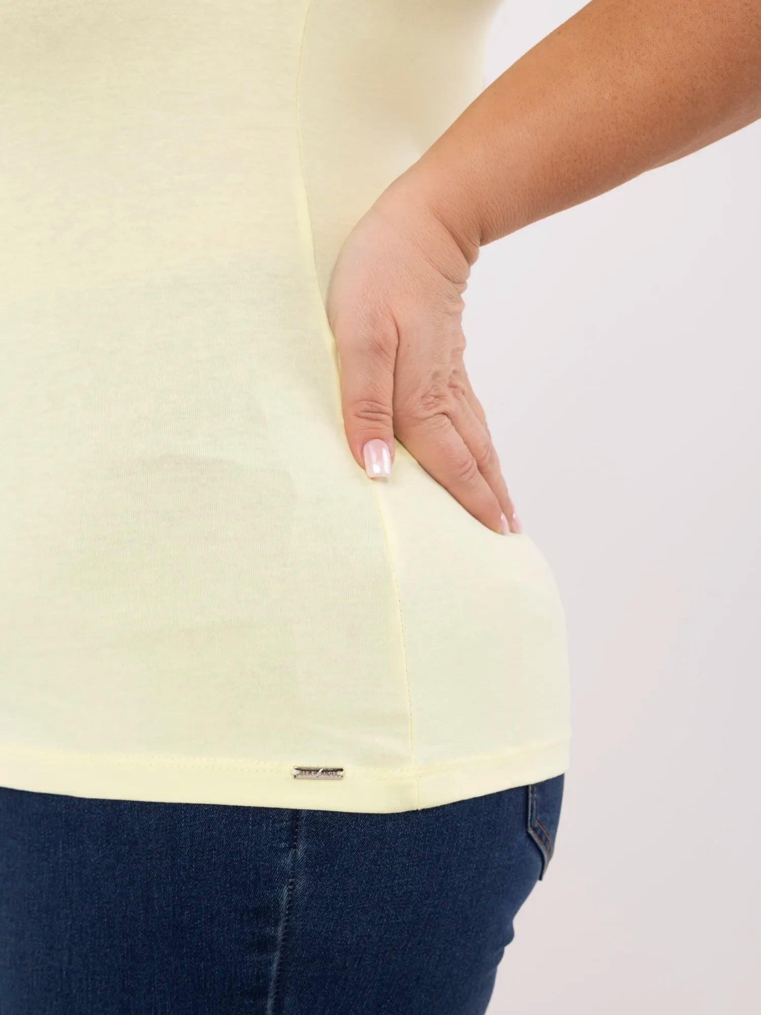 Jasnożółty t-shirt plus size o dopasowanym kroju