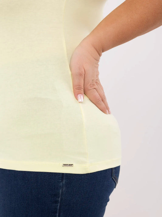 Jasnożółty t-shirt plus size o dopasowanym kroju