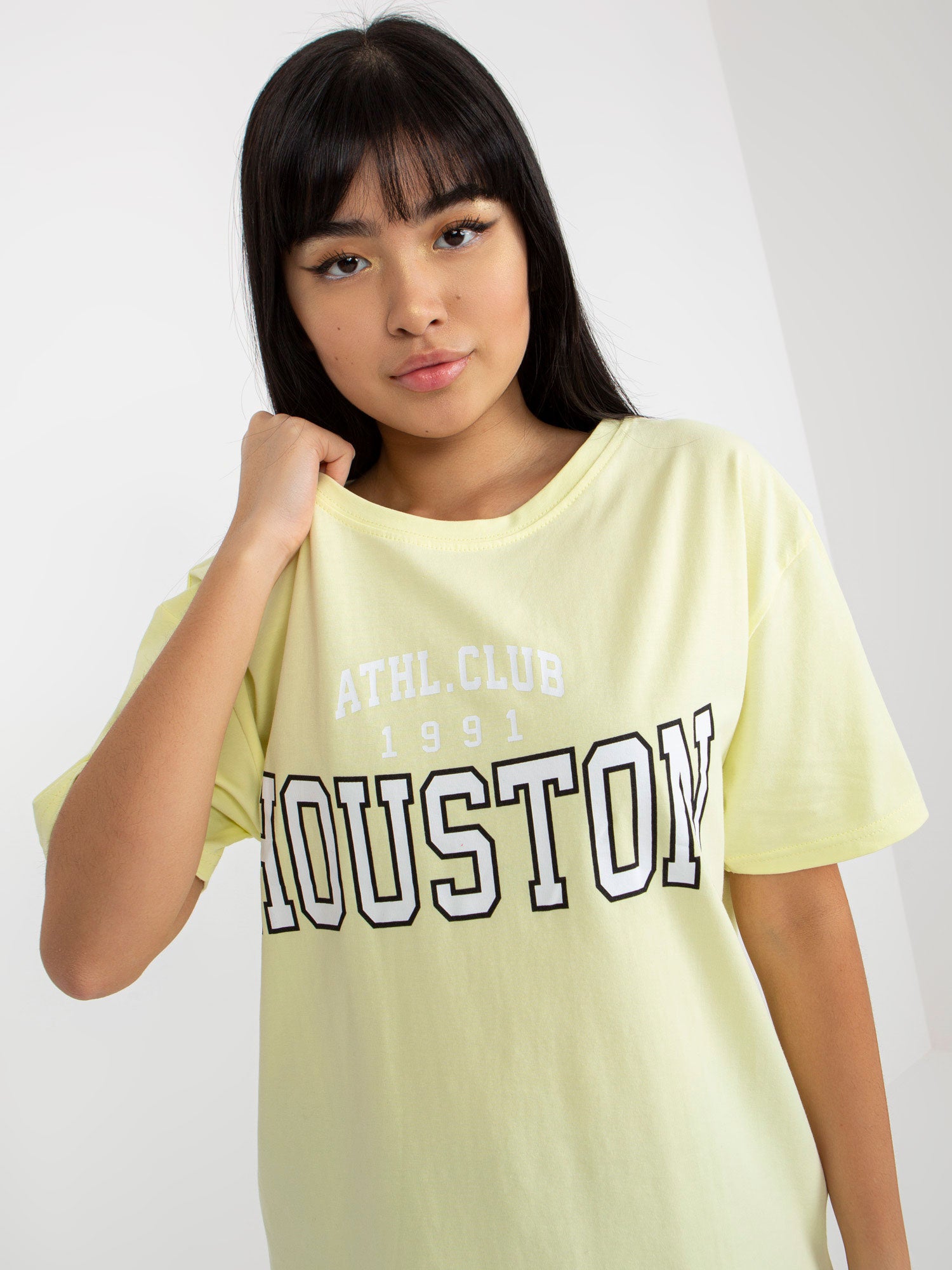Jasnożółty luźny t-shirt z nadrukiem