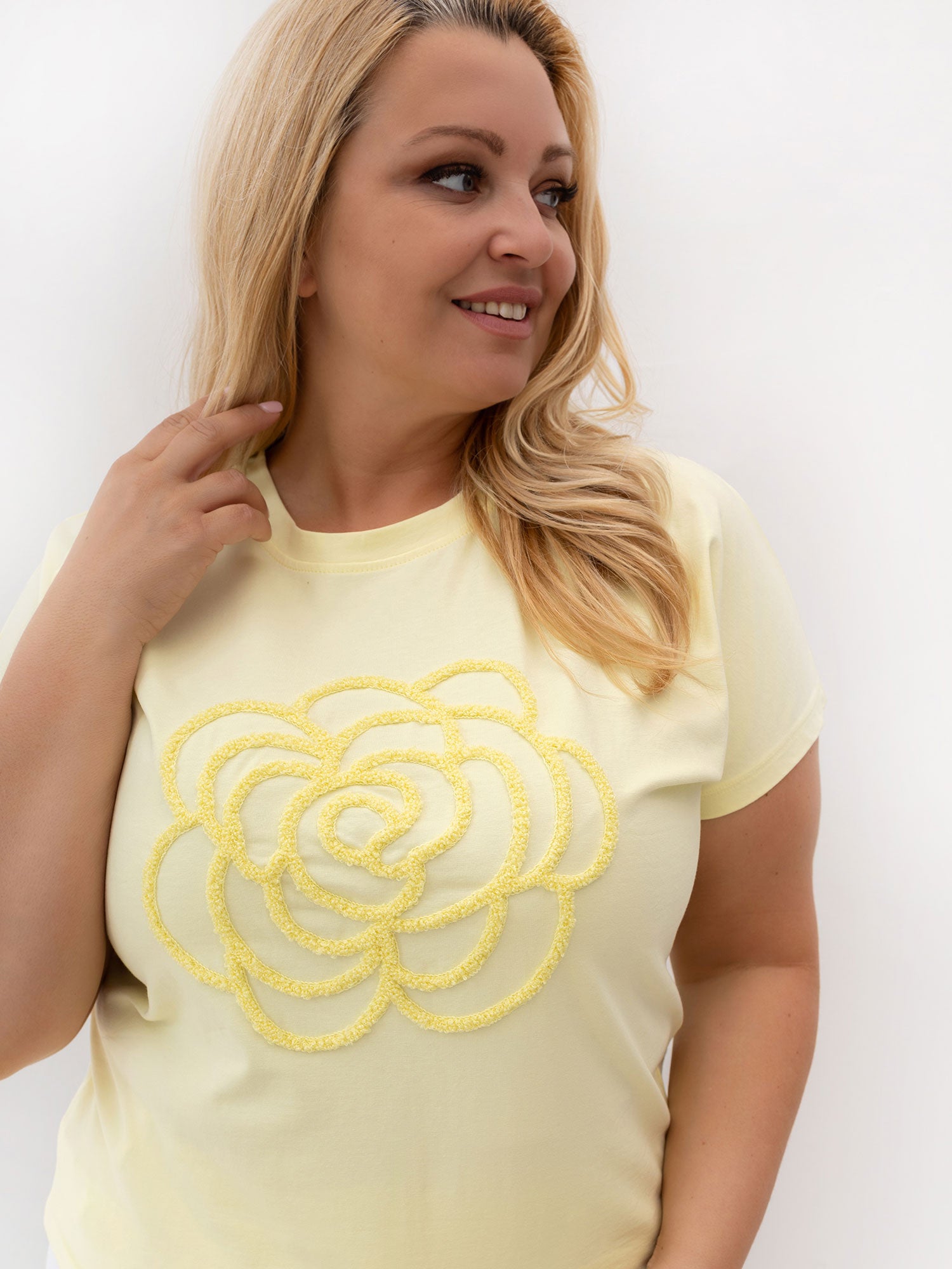 Jasnożółty t-shirt plus size z kwiatowym motywem