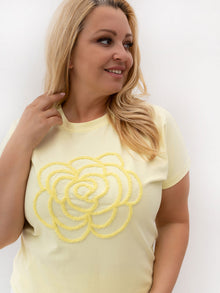 Jasnożółty t-shirt plus size z kwiatowym motywem