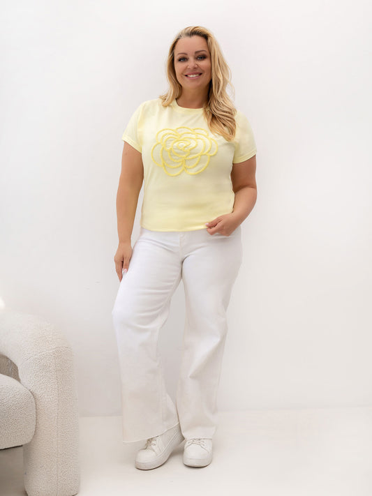 Jasnożółty t-shirt plus size z kwiatowym motywem