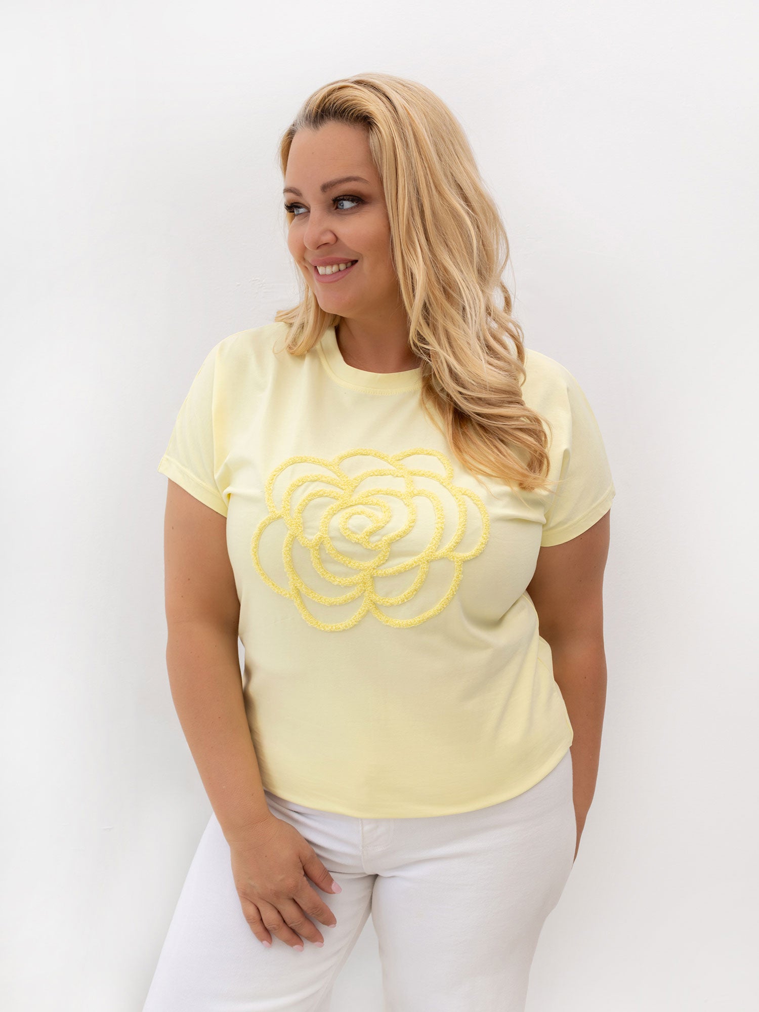 Jasnożółty t-shirt plus size z kwiatowym motywem