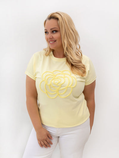 Jasnożółty t-shirt plus size z kwiatowym motywem