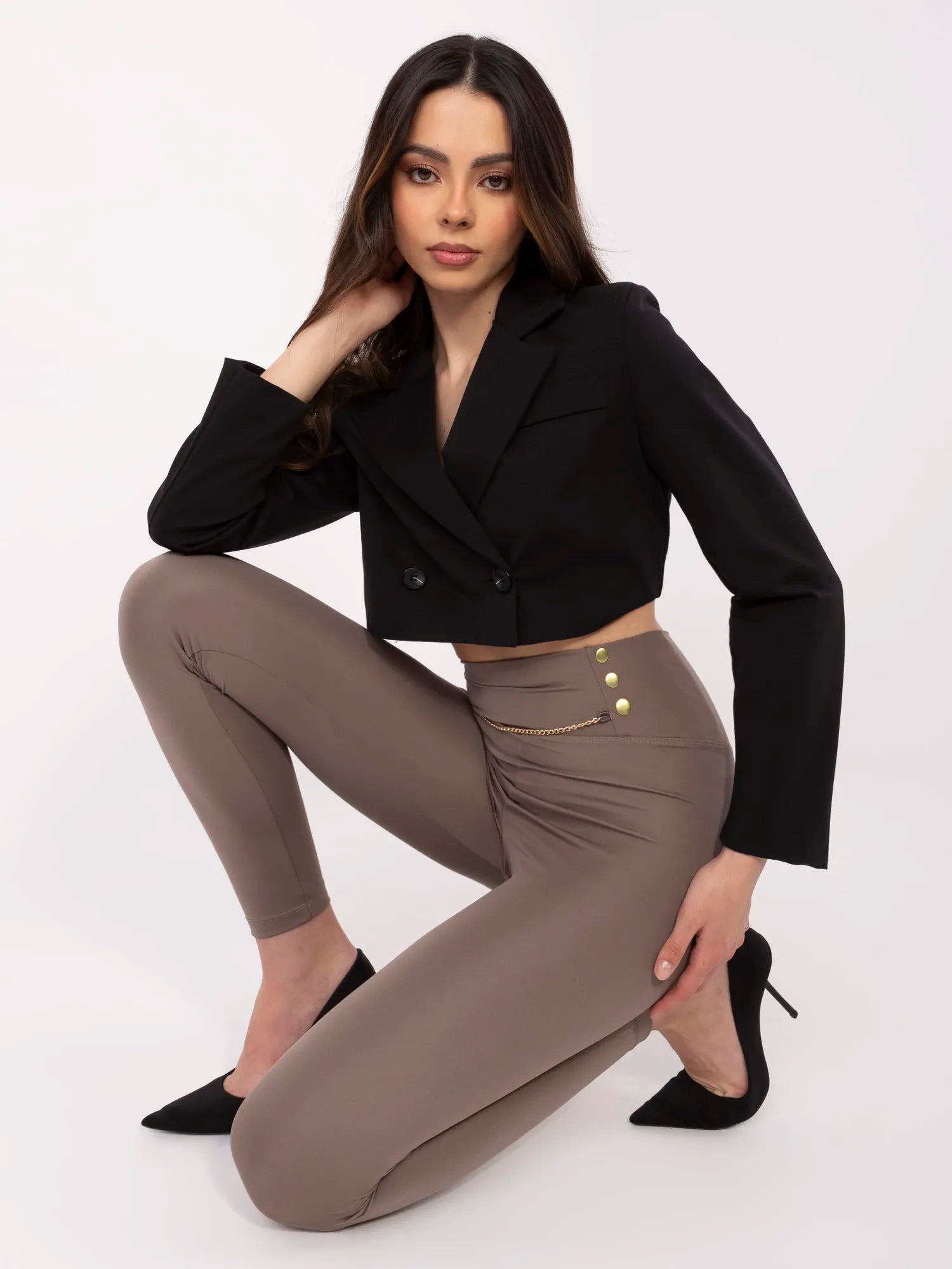 Kawowe damskie legginsy z ozdobnymi zatrzaskami