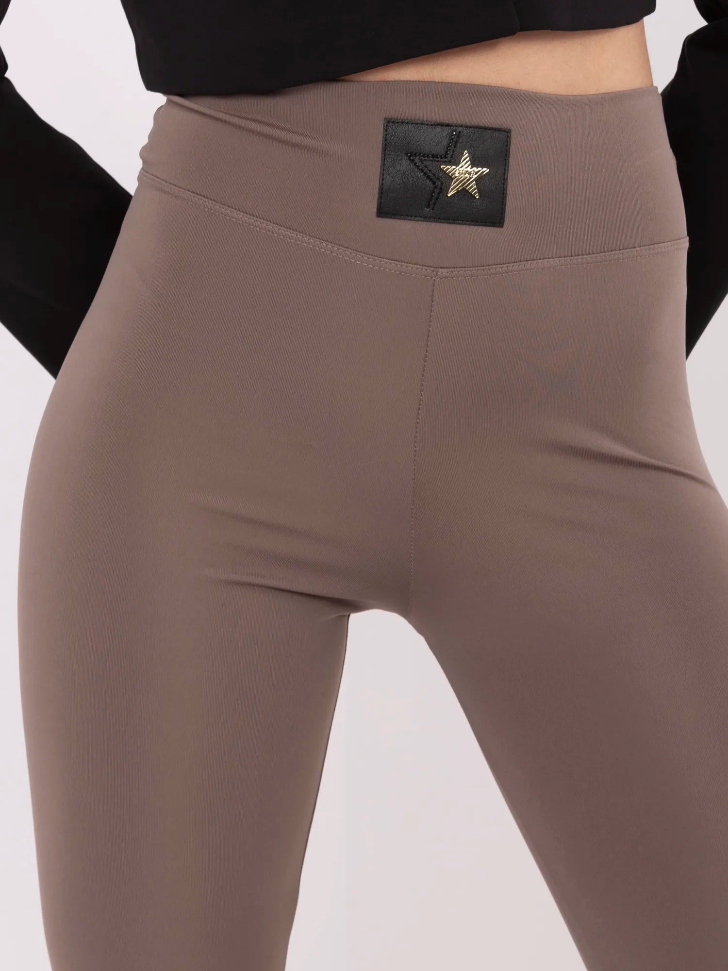 Kawowe damskie legginsy z wysokim stanem