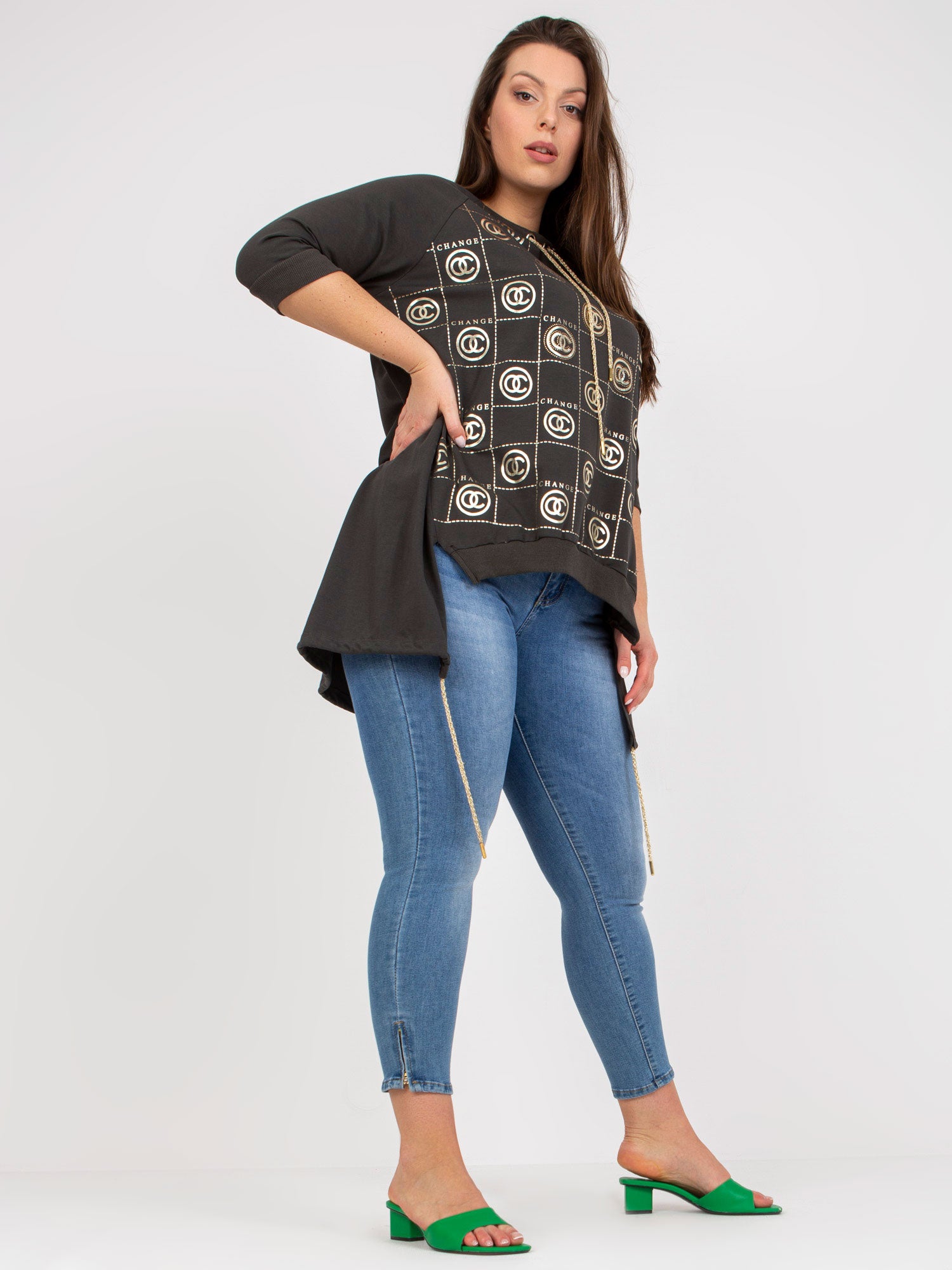 Khaki asymetryczna bluzka plus size z aplikacją