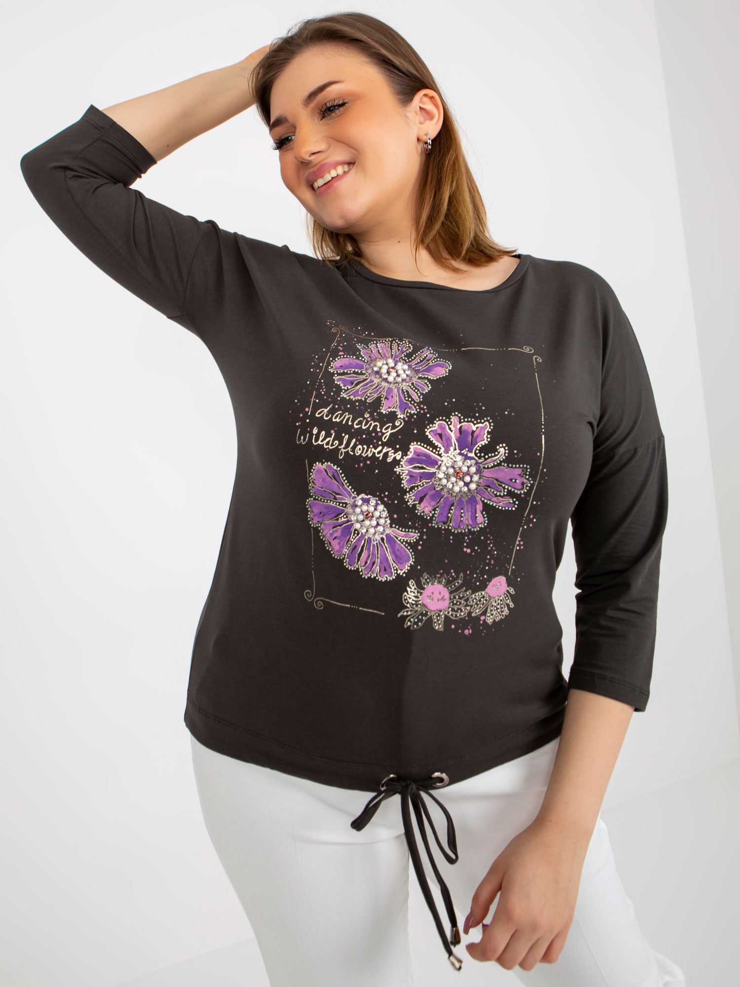 Khaki bluzka plus size z aplikacją i nadrukiem