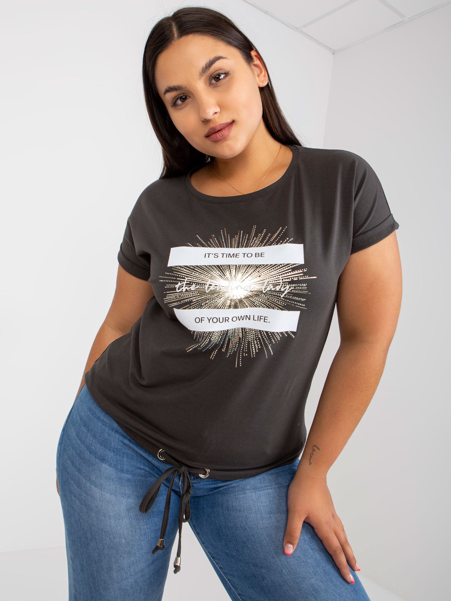 Khaki bawełniany t-shirt plus size z aplikacją
