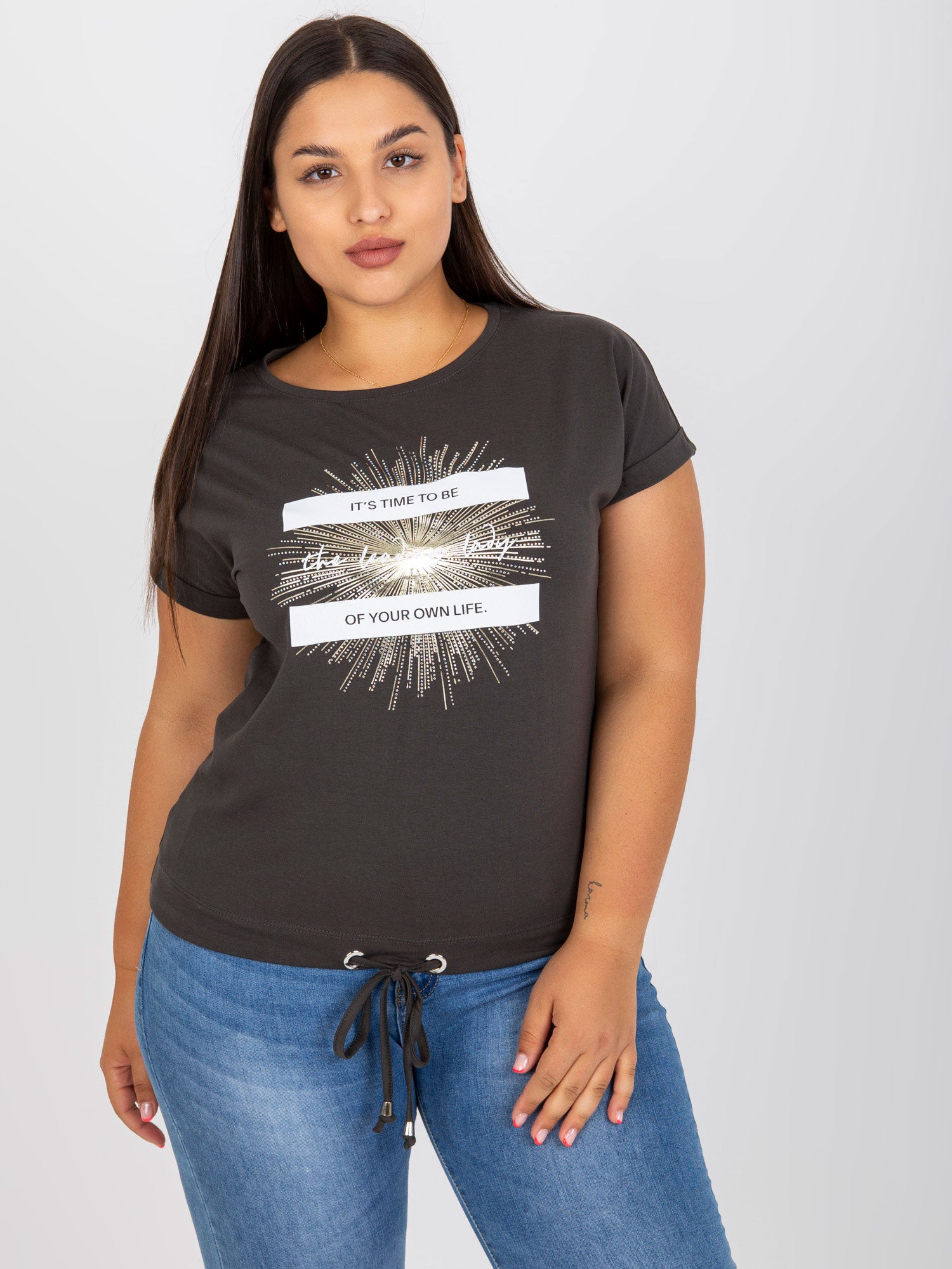 Khaki bawełniany t-shirt plus size z aplikacją
