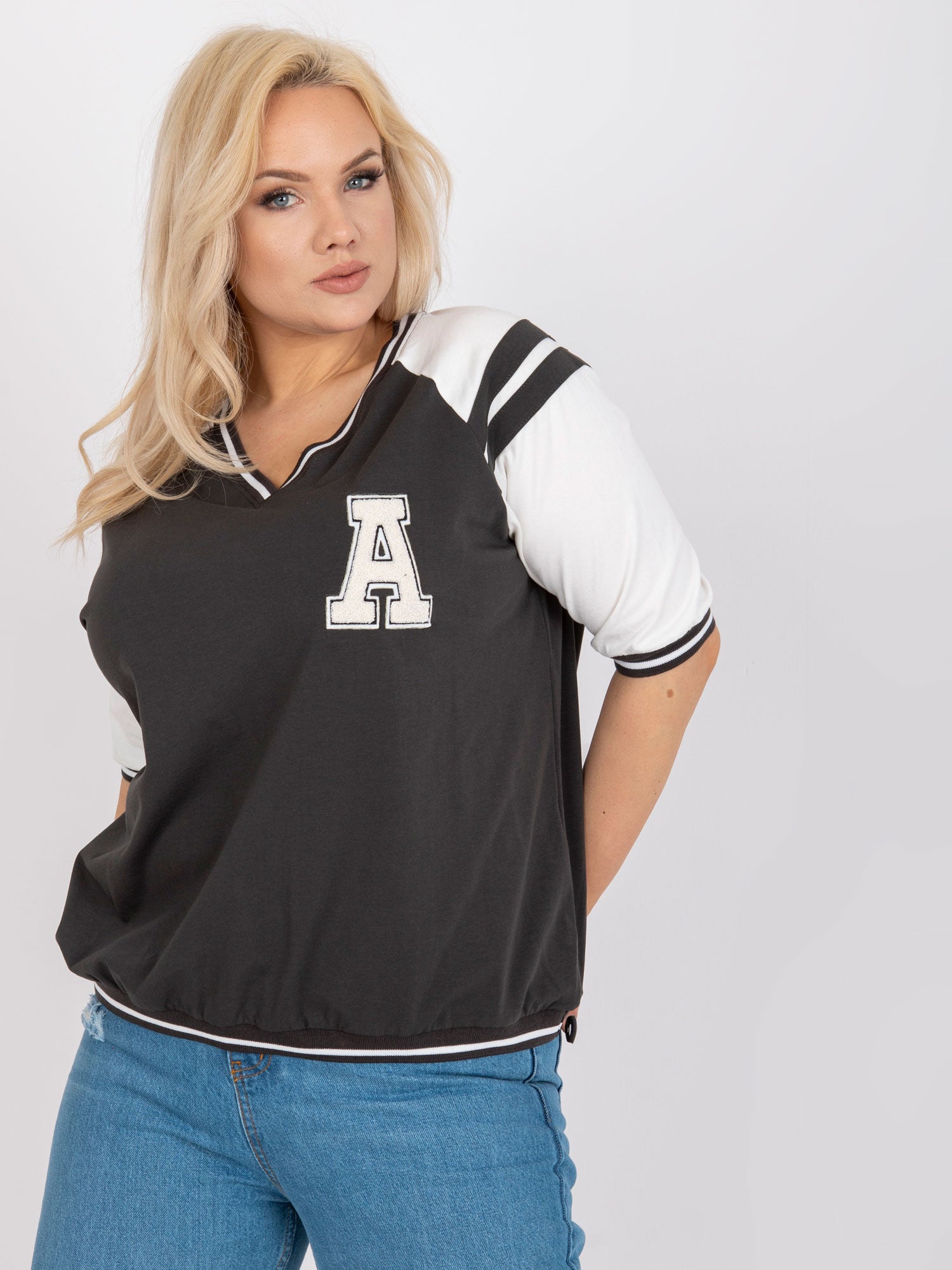 Khaki-biała bluzka plus size z naszywką