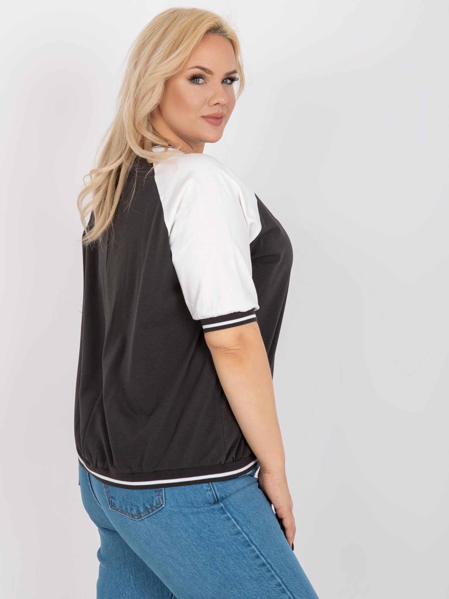 Khaki-biała bluzka plus size z naszywką