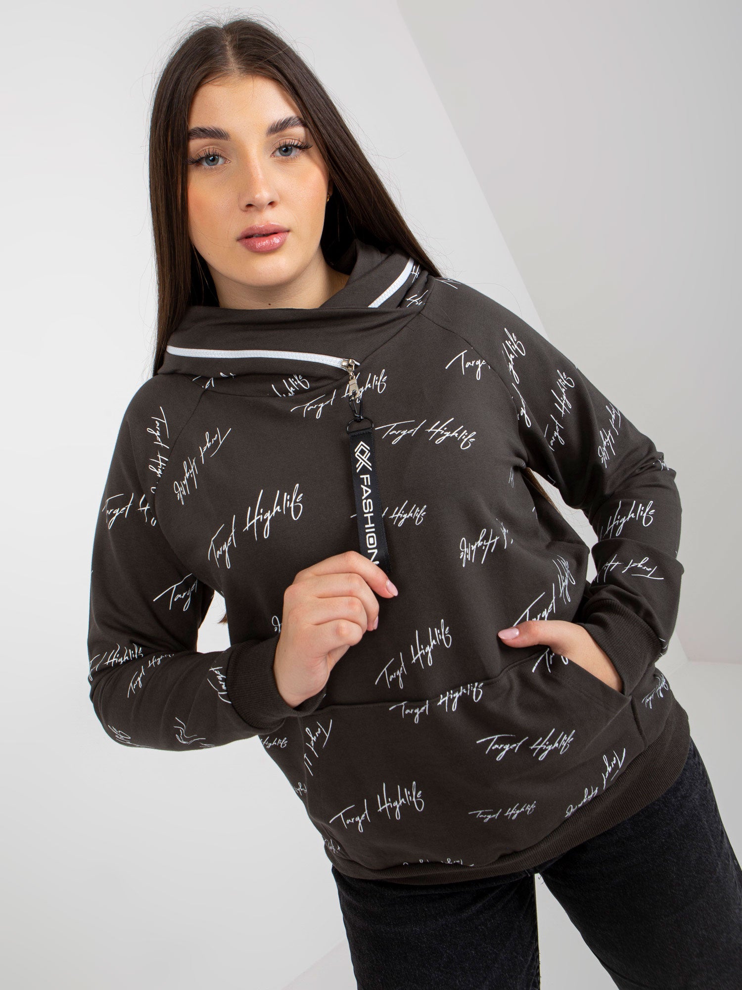 Khaki damska bluza plus size z kapturem i nadrukiem