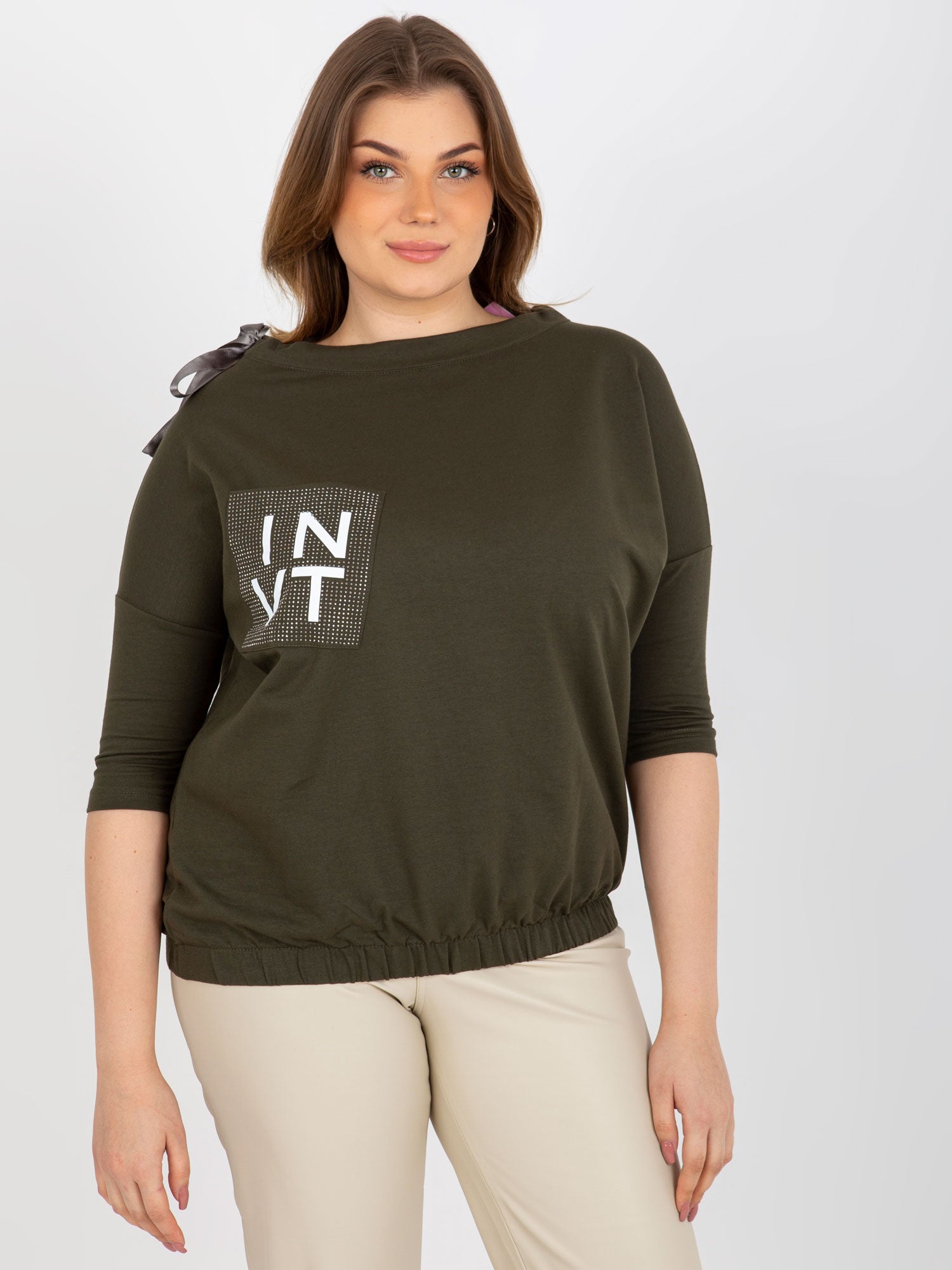 Khaki bluzka plus size z aplikacją i wiązaniem
