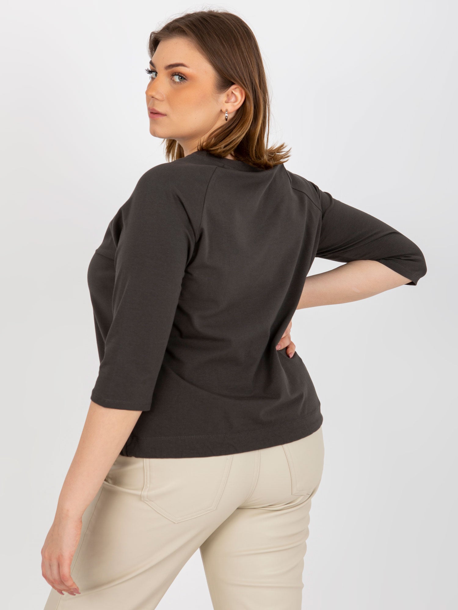 Khaki bluzka plus size z nadrukiem i dżetami
