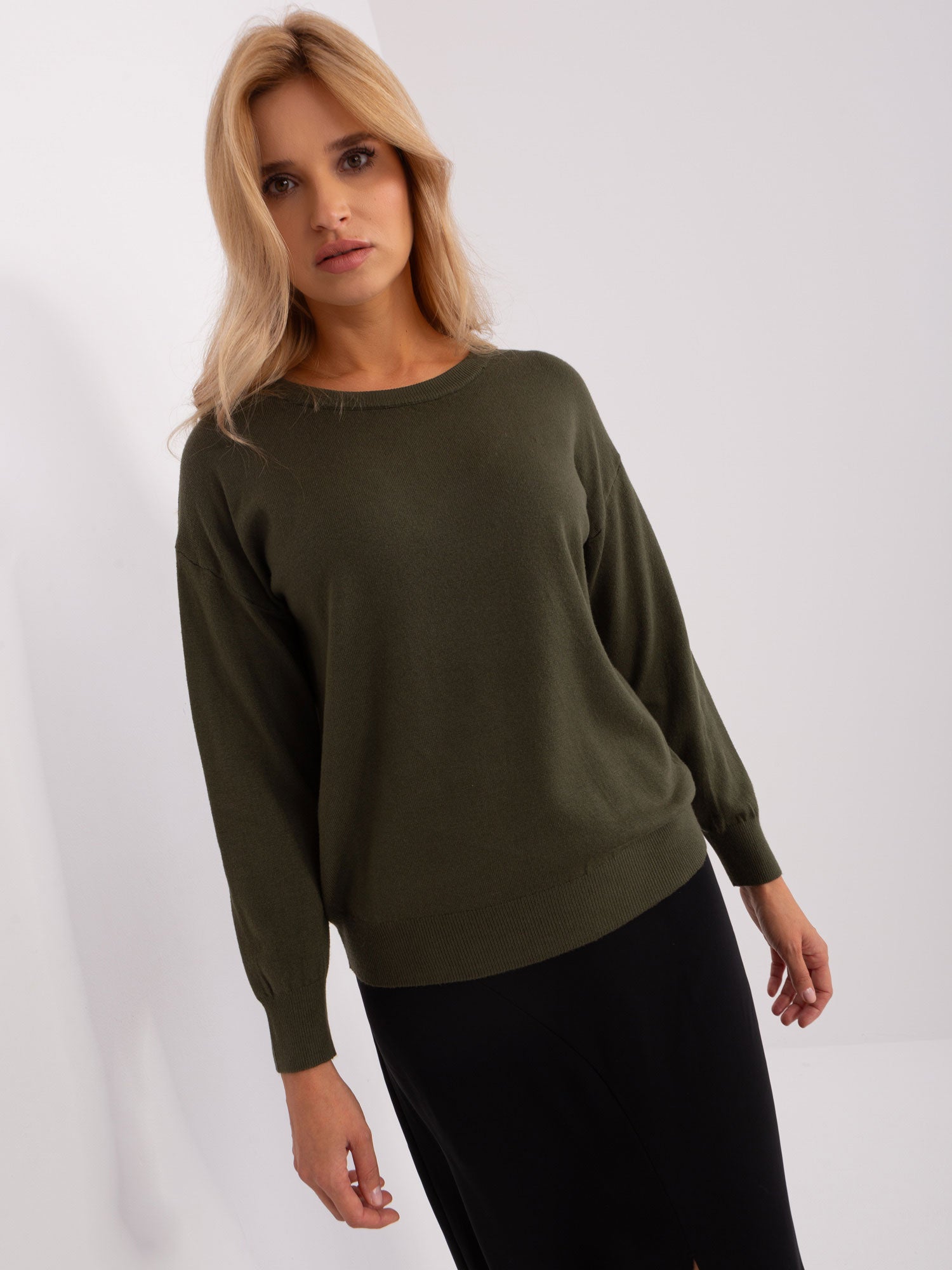 Khaki sweter klasyczny z okrągłym dekoltem