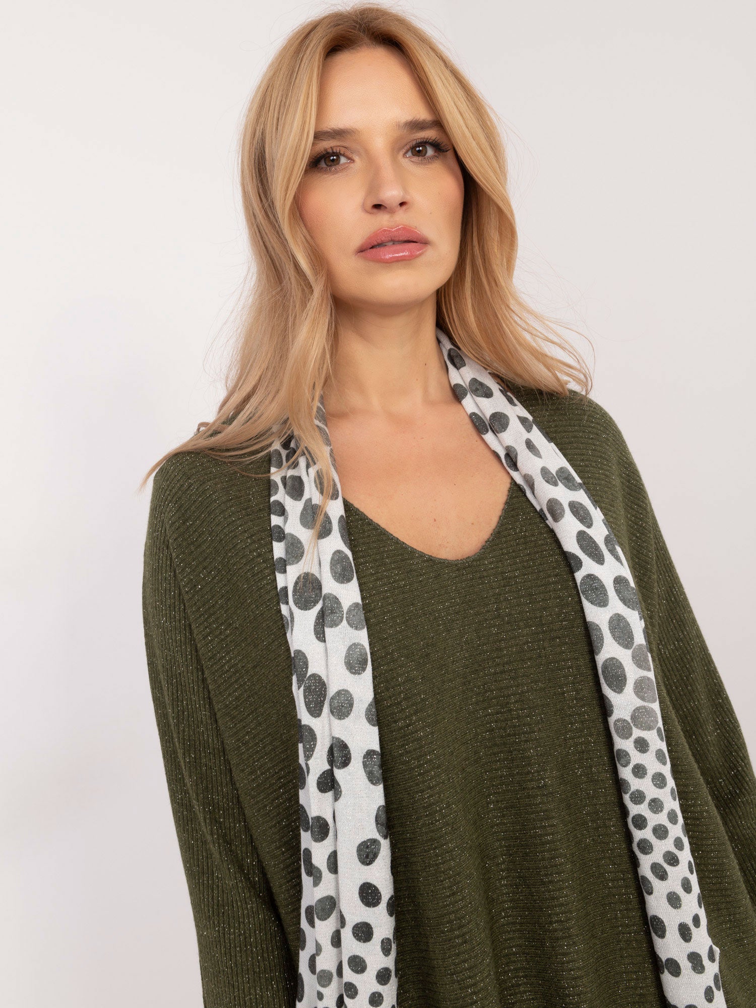 Khaki sweter oversize z apaszką w grochy