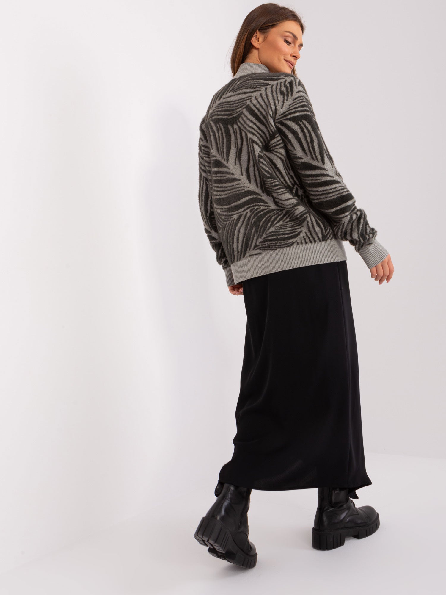 Khaki damski sweter z golfem o kroju oversize