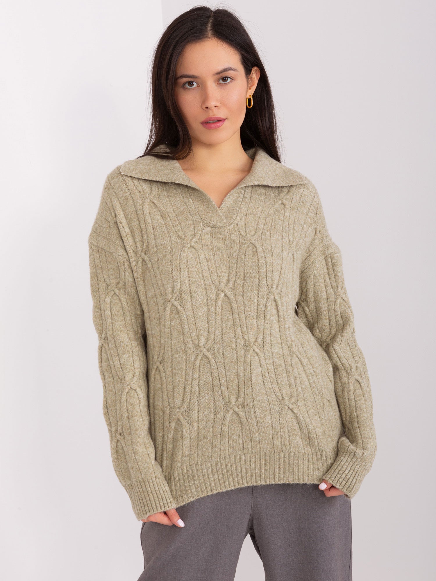 Khaki damski sweter z warkoczami i kołnierzem