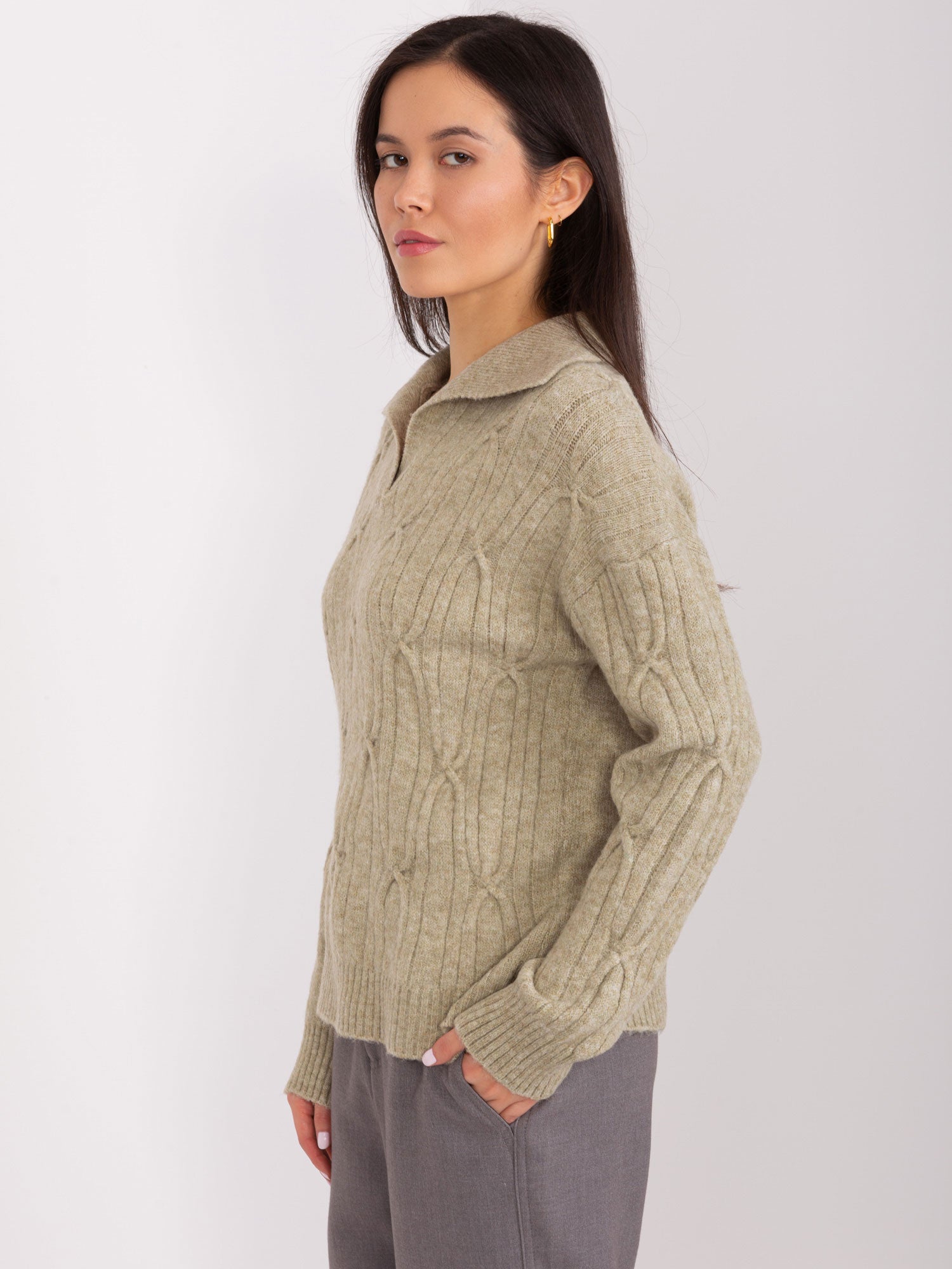 Khaki damski sweter z warkoczami i kołnierzem