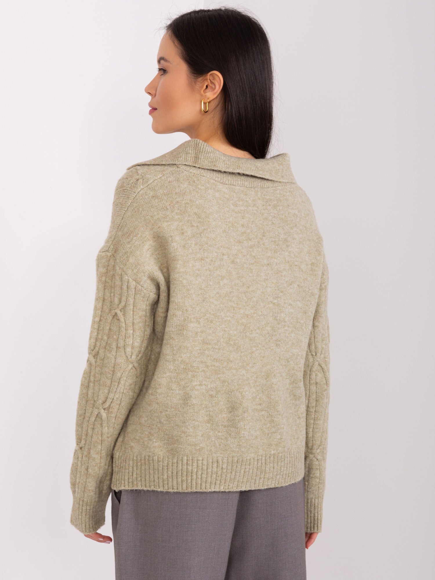 Khaki damski sweter z warkoczami i kołnierzem