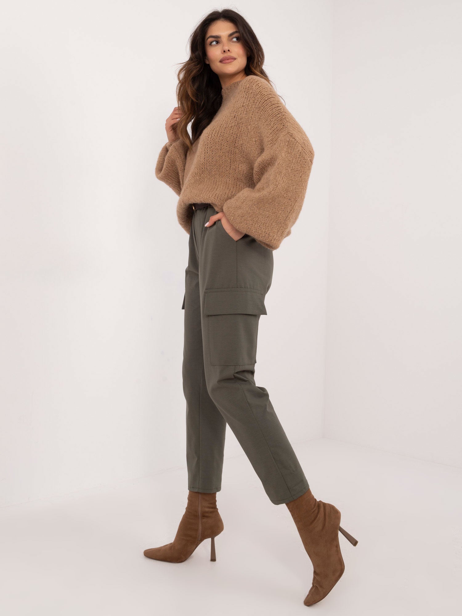 OCH BELLA Khaki damskie spodnie cargo z paskiem