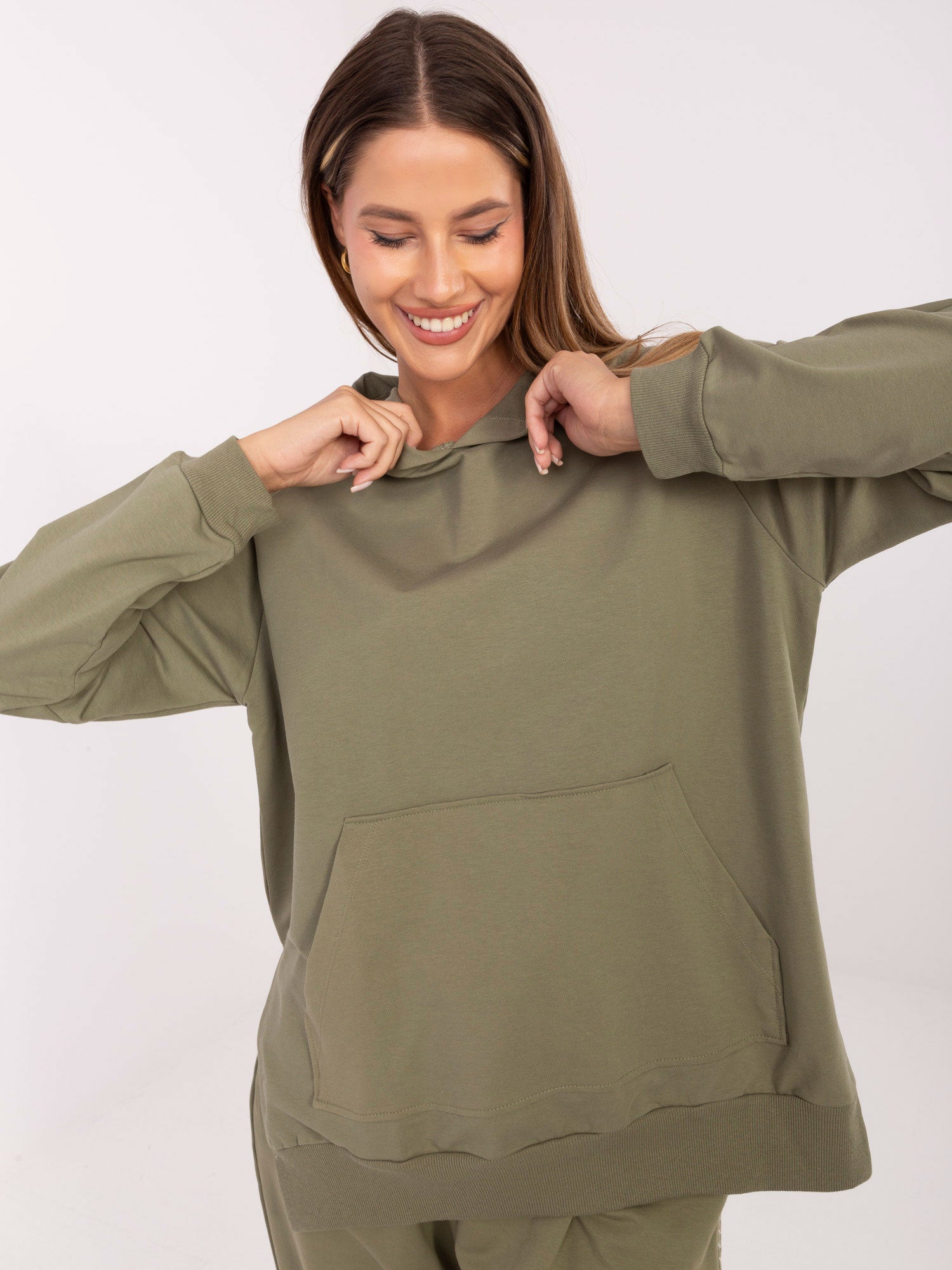 Khaki dresowa bluza kangurka z rozcięciami