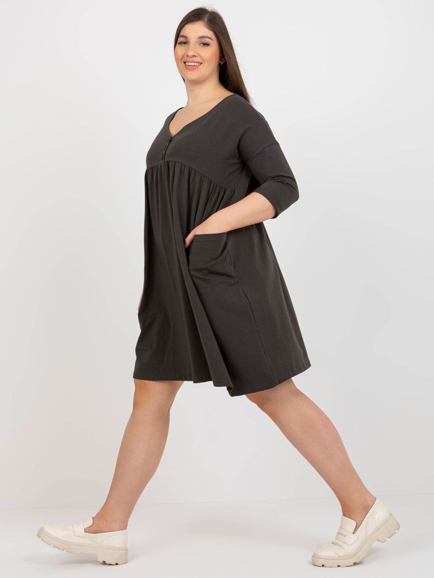 Khaki dresowa sukienka plus size basic z kieszeniami