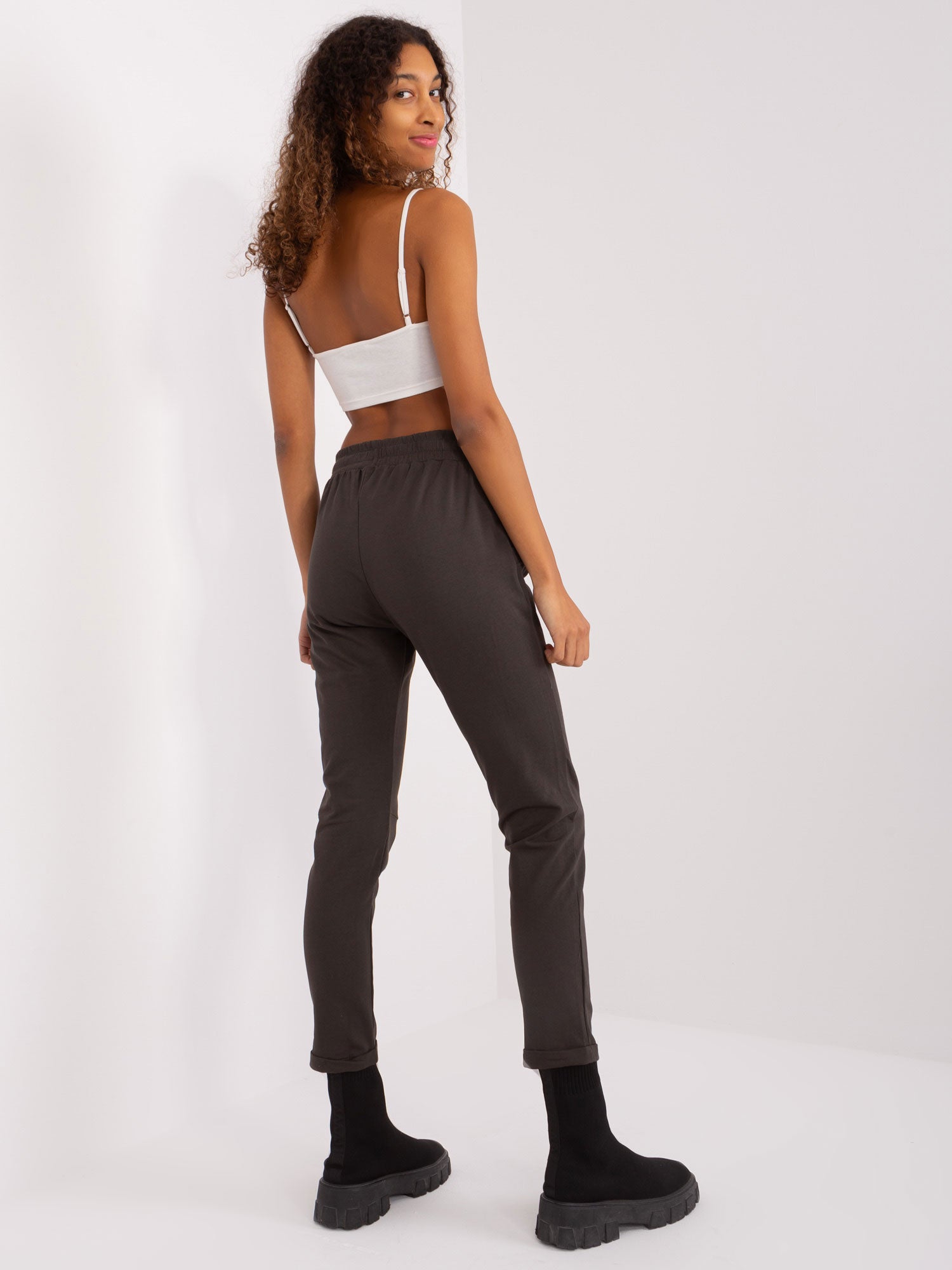 Khaki dresowe spodnie basic z kieszeniami
