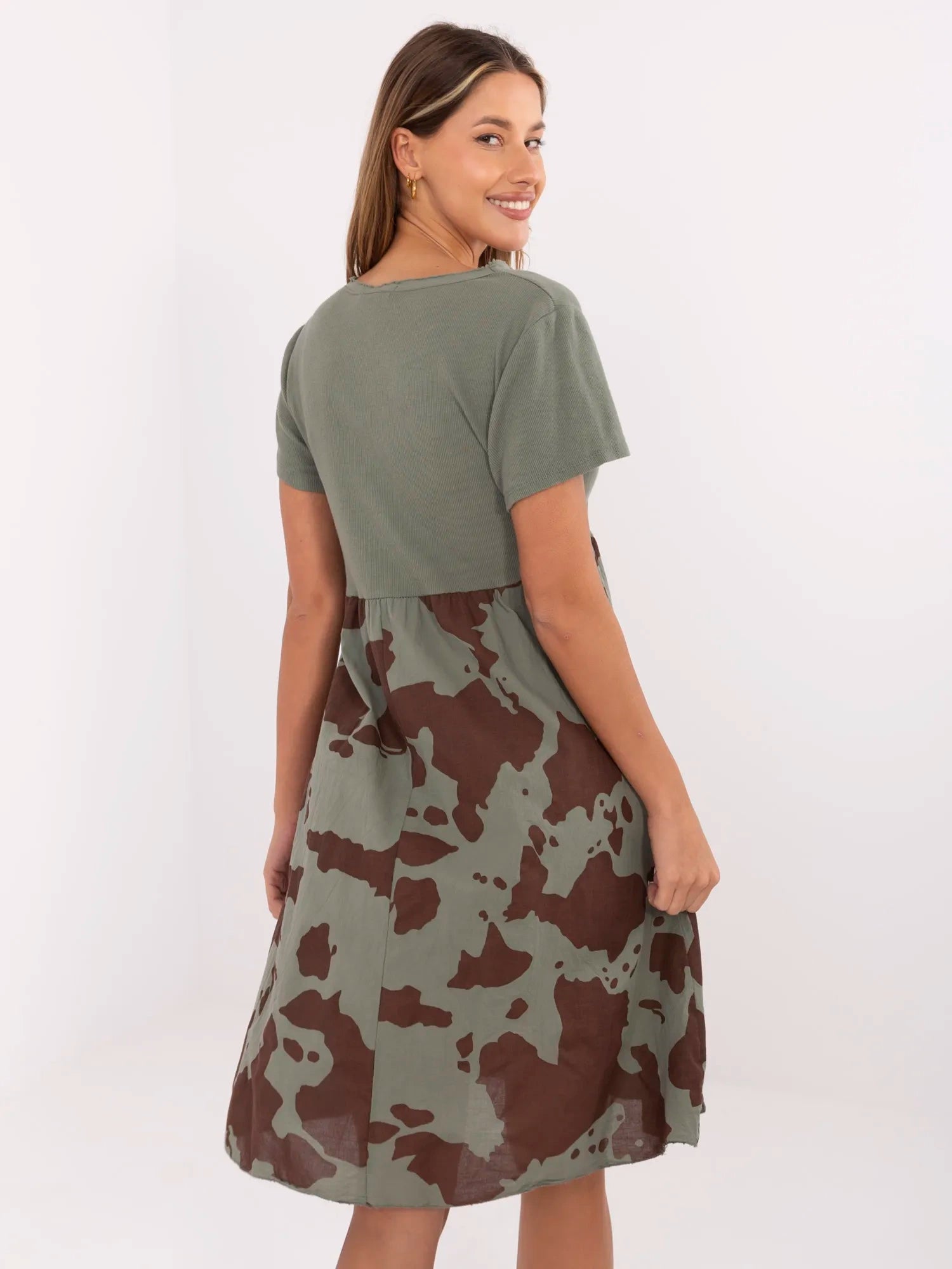 Khaki letnia sukienka w krowie wzory