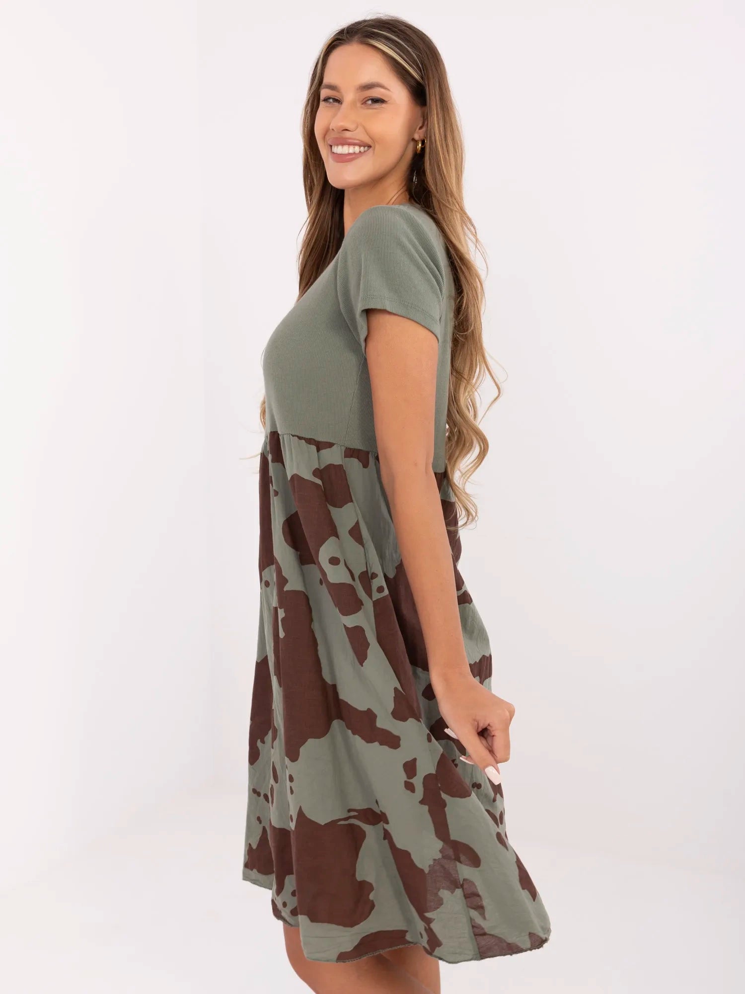 Khaki letnia sukienka w krowie wzory