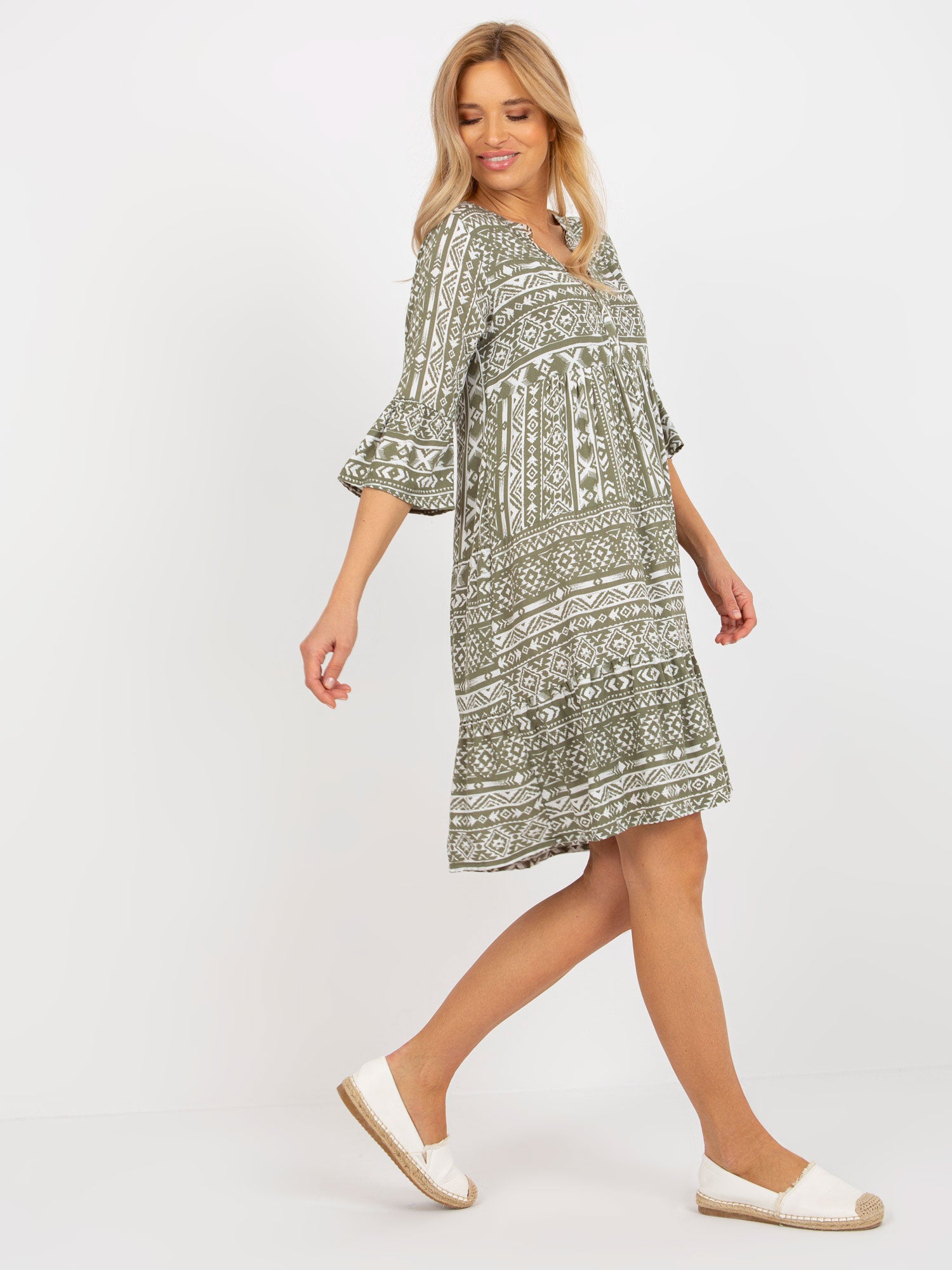 Khaki boho sukienka we wzory z falbaną SUBLEVEL
