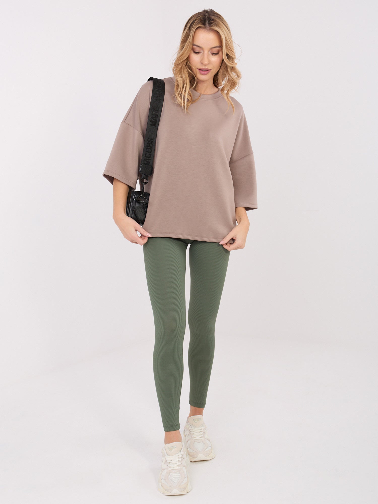 Khaki prążkowane legginsy z napisem z tyłu