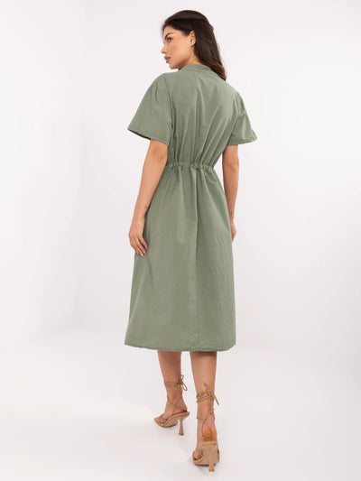 Khaki midi sukienka ze ściągaczem w pasie