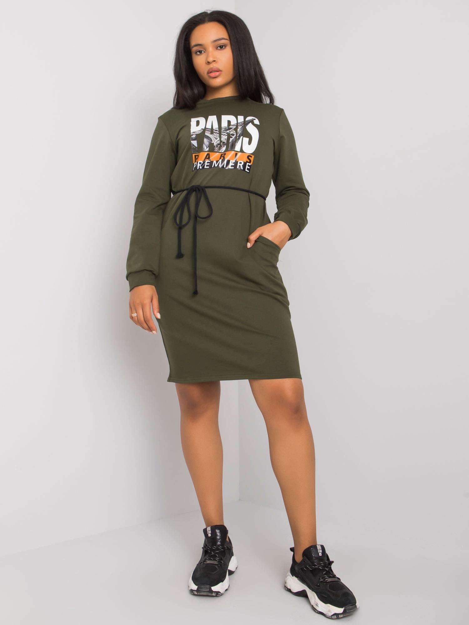 Khaki sukienka plus size z nadrukiem