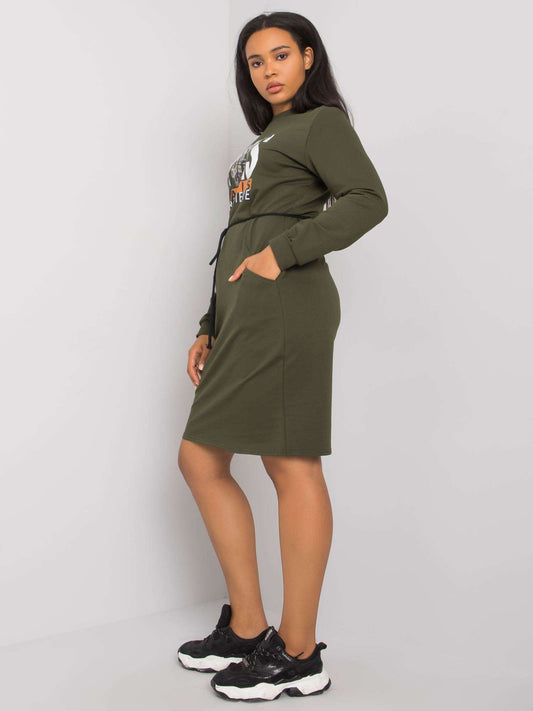 Khaki sukienka plus size z nadrukiem