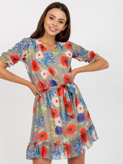Khaki sukienka mini w kwiaty z falbaną