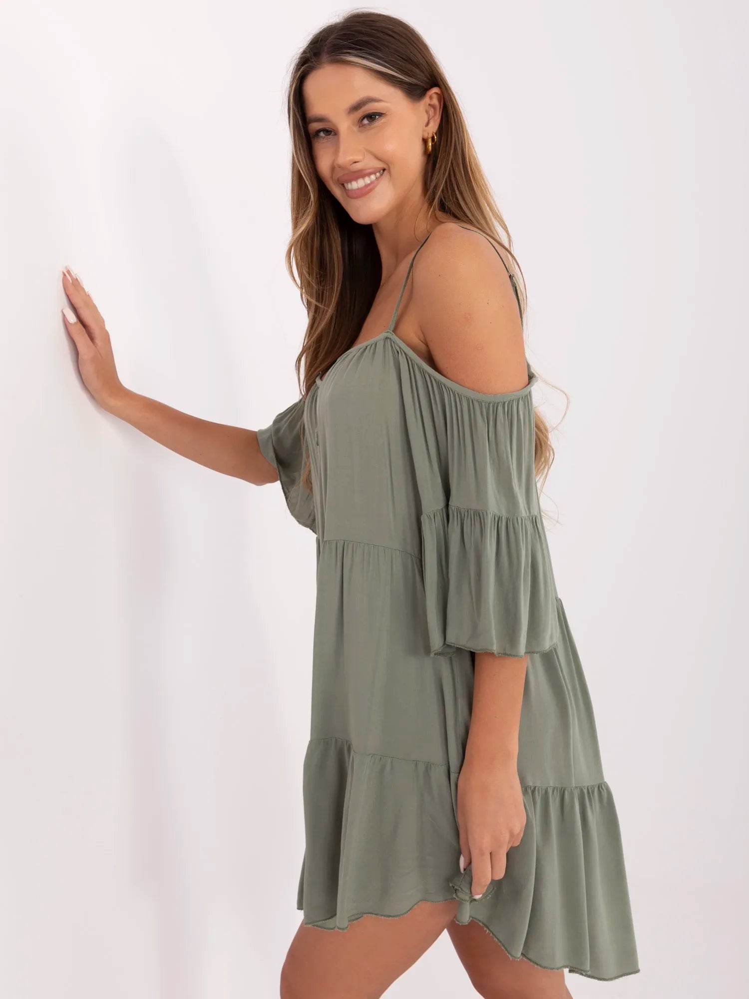 OCH BELLA Khaki letnia sukienka z falbaną
