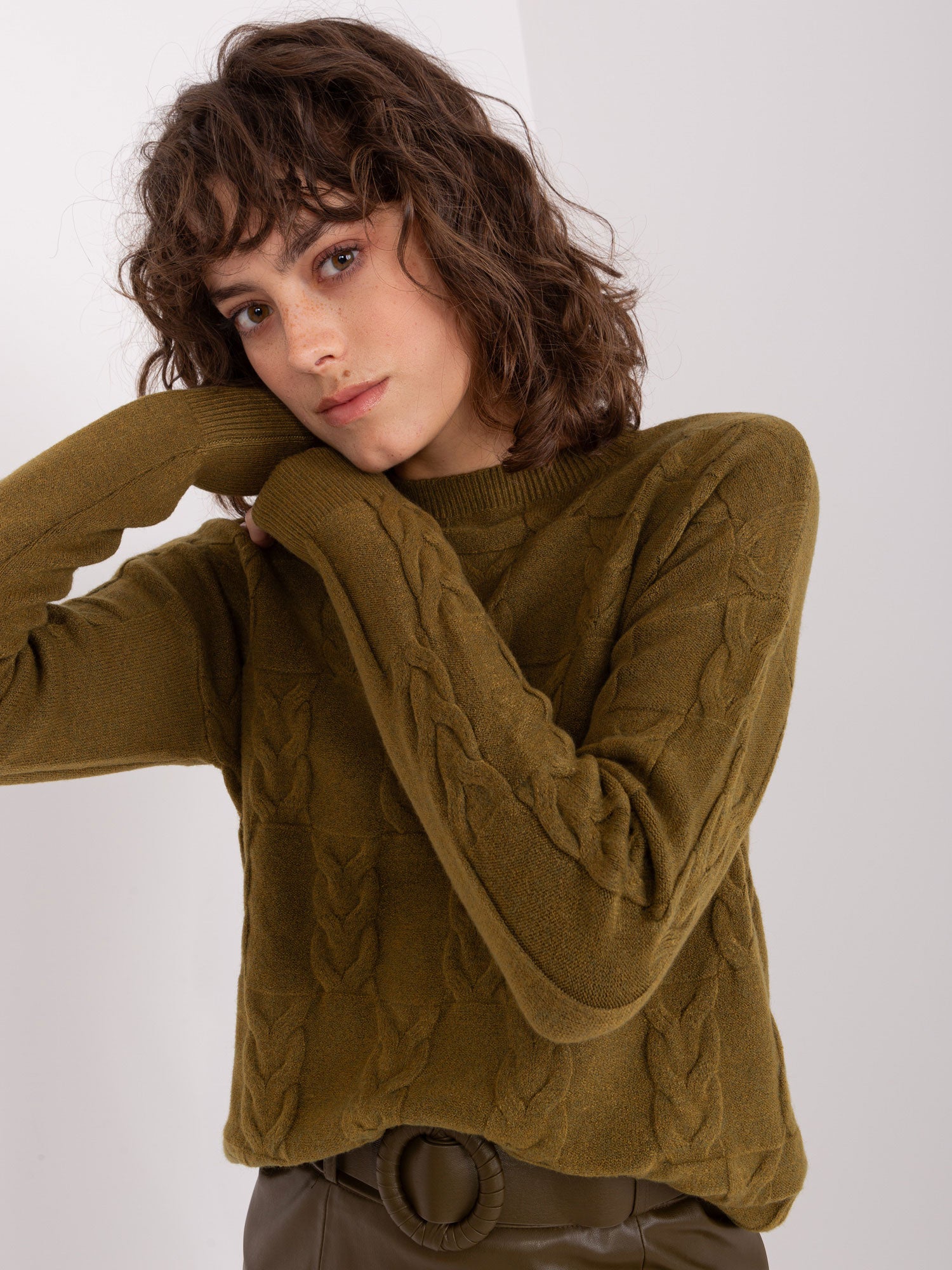 Khaki damski sweter w warkocze