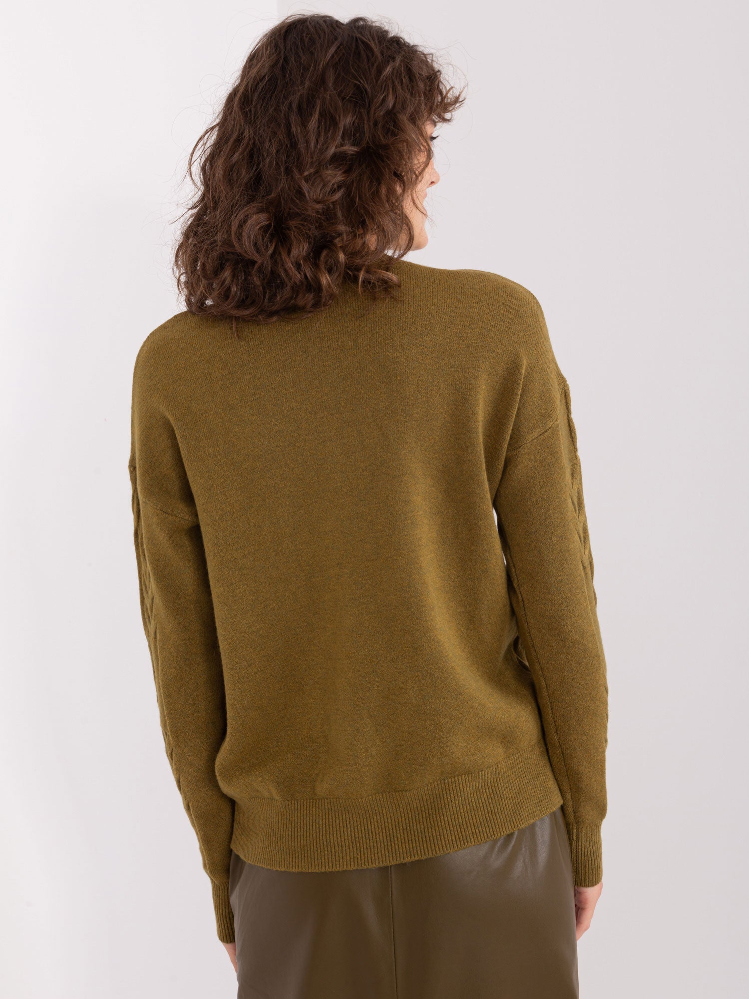 Khaki damski sweter w warkocze