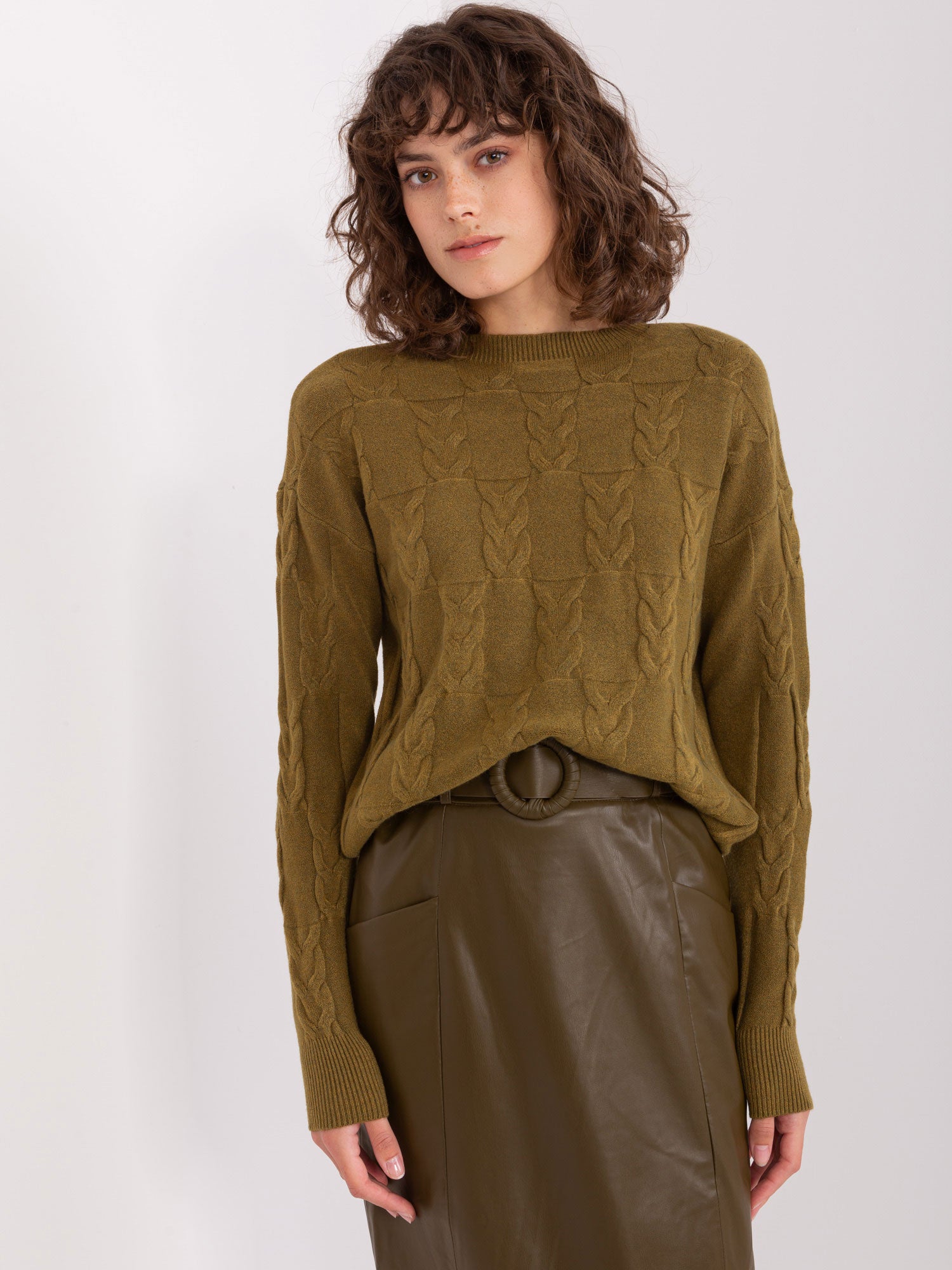 Khaki damski sweter w warkocze