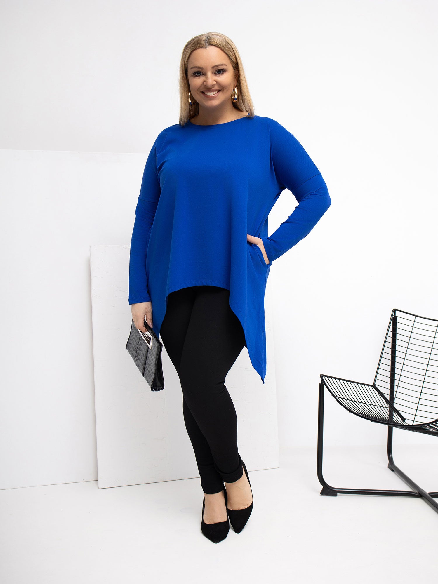 Kobaltowa bluzka plus size z dłuższym tyłem