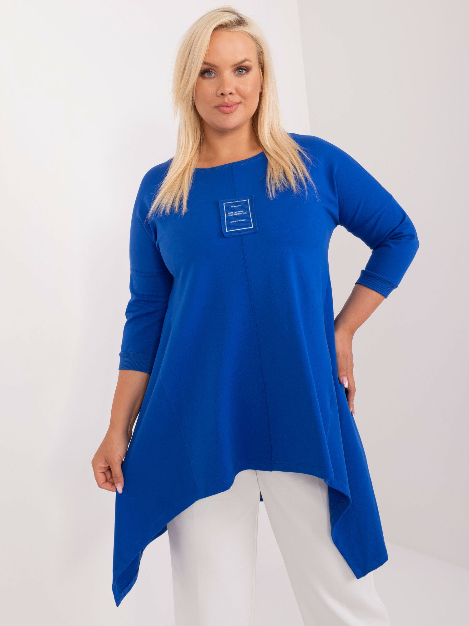 Kobaltowa damska bluzka plus size o kroju oversize