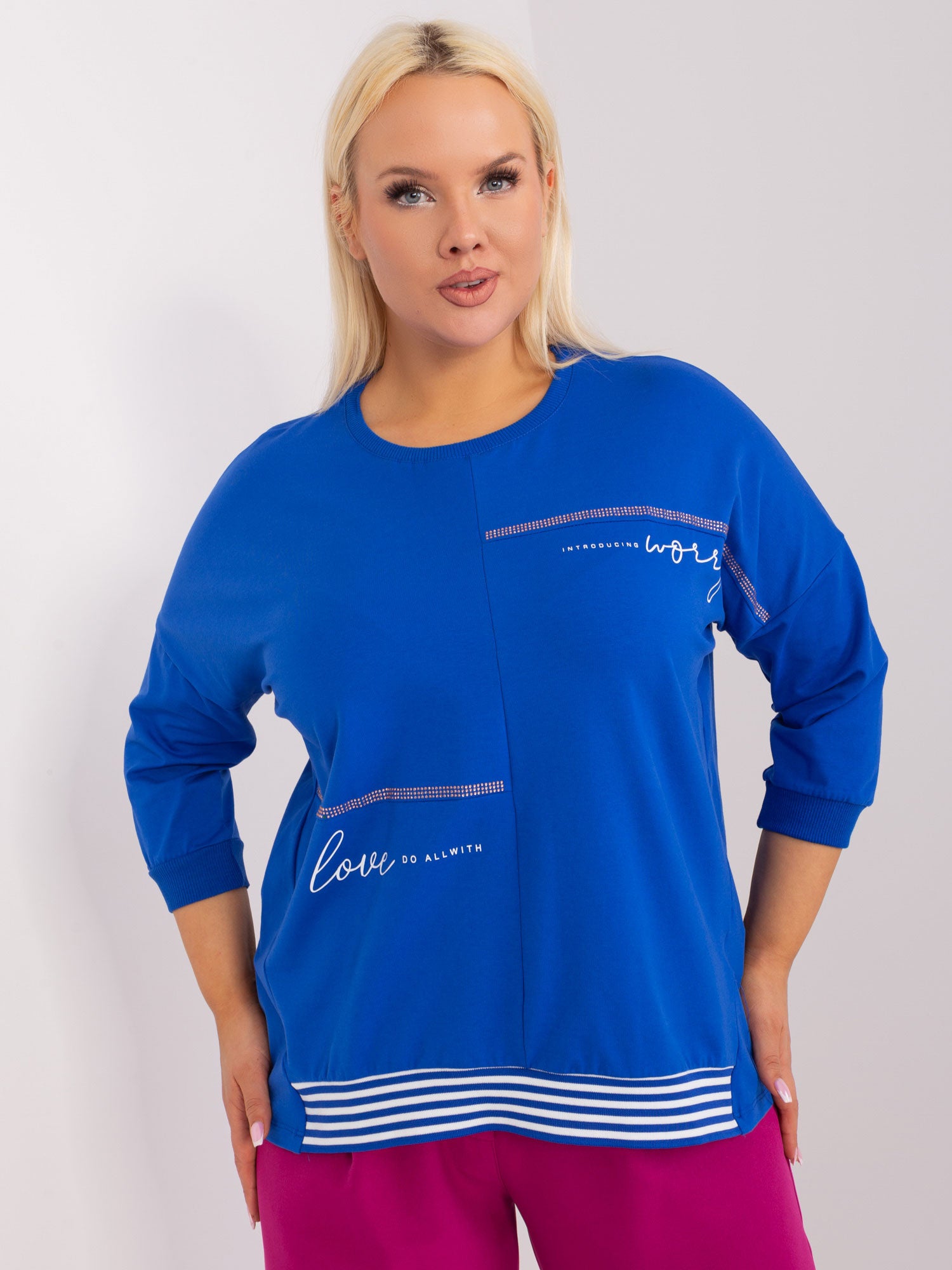 Kobaltowa damska bluzka plus size z napisami