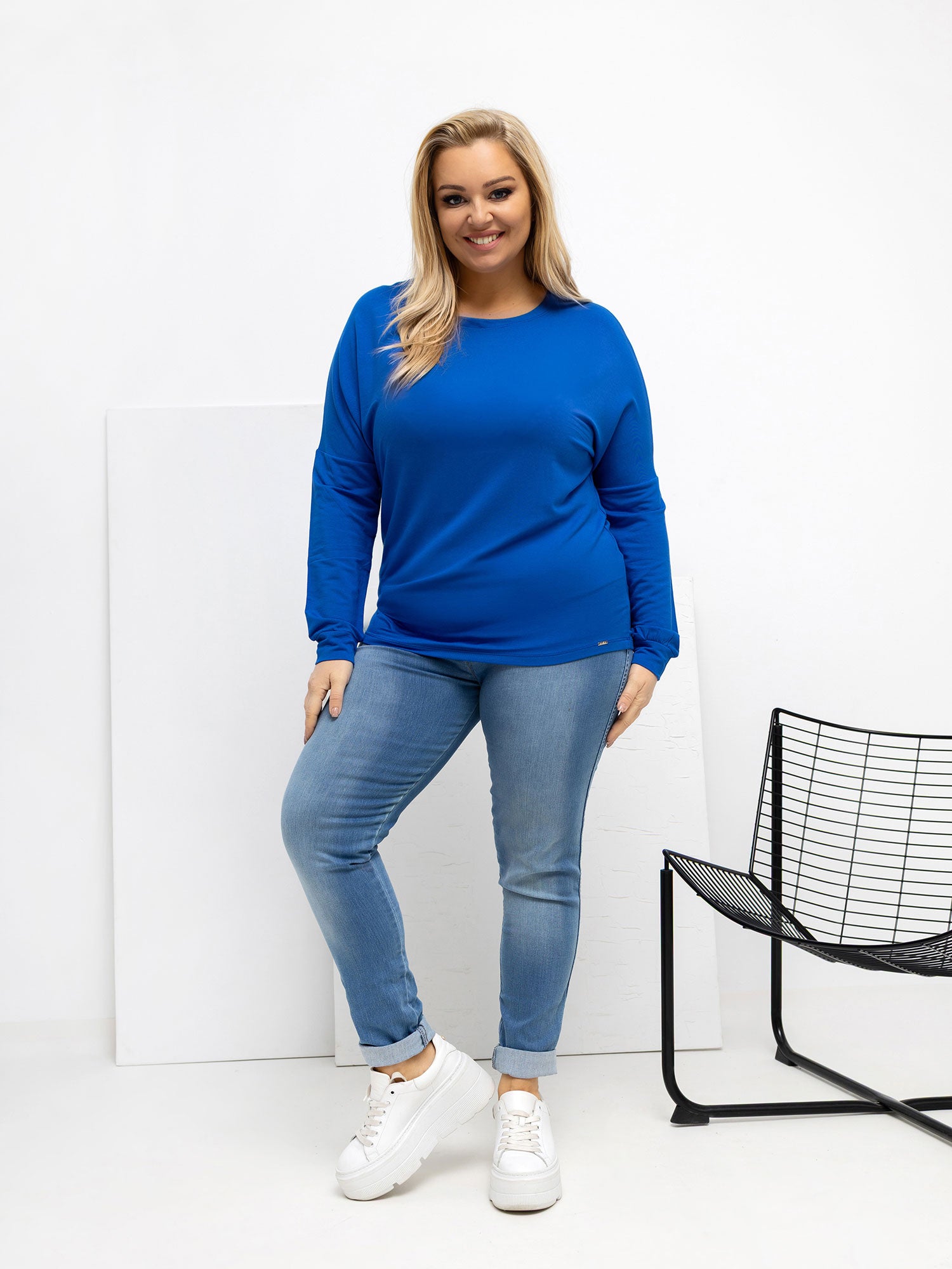 Kobaltowa bluzka plus size w jednolitym kolorze