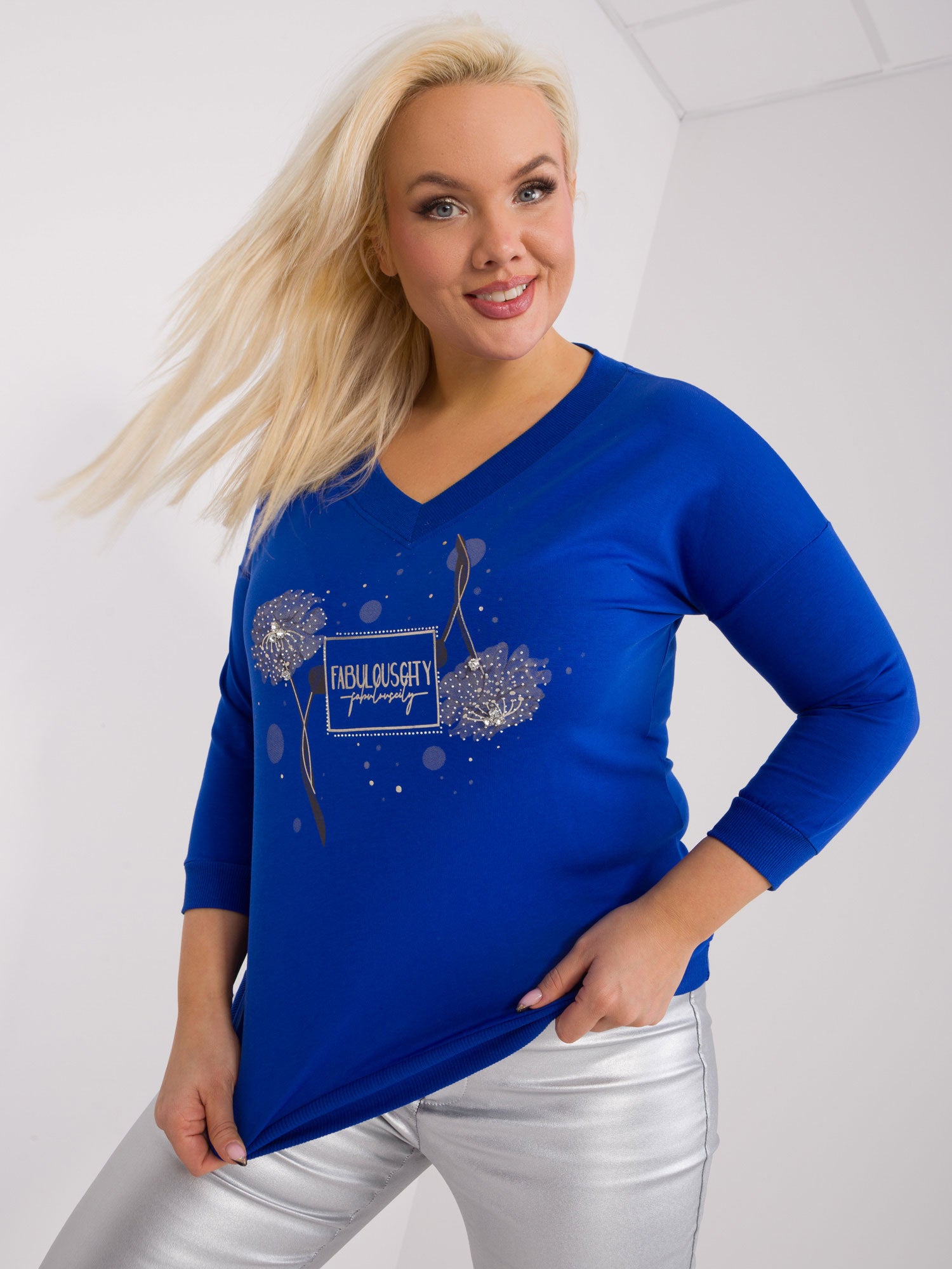 Kobaltowa damska bluzka plus size z aplikacjami