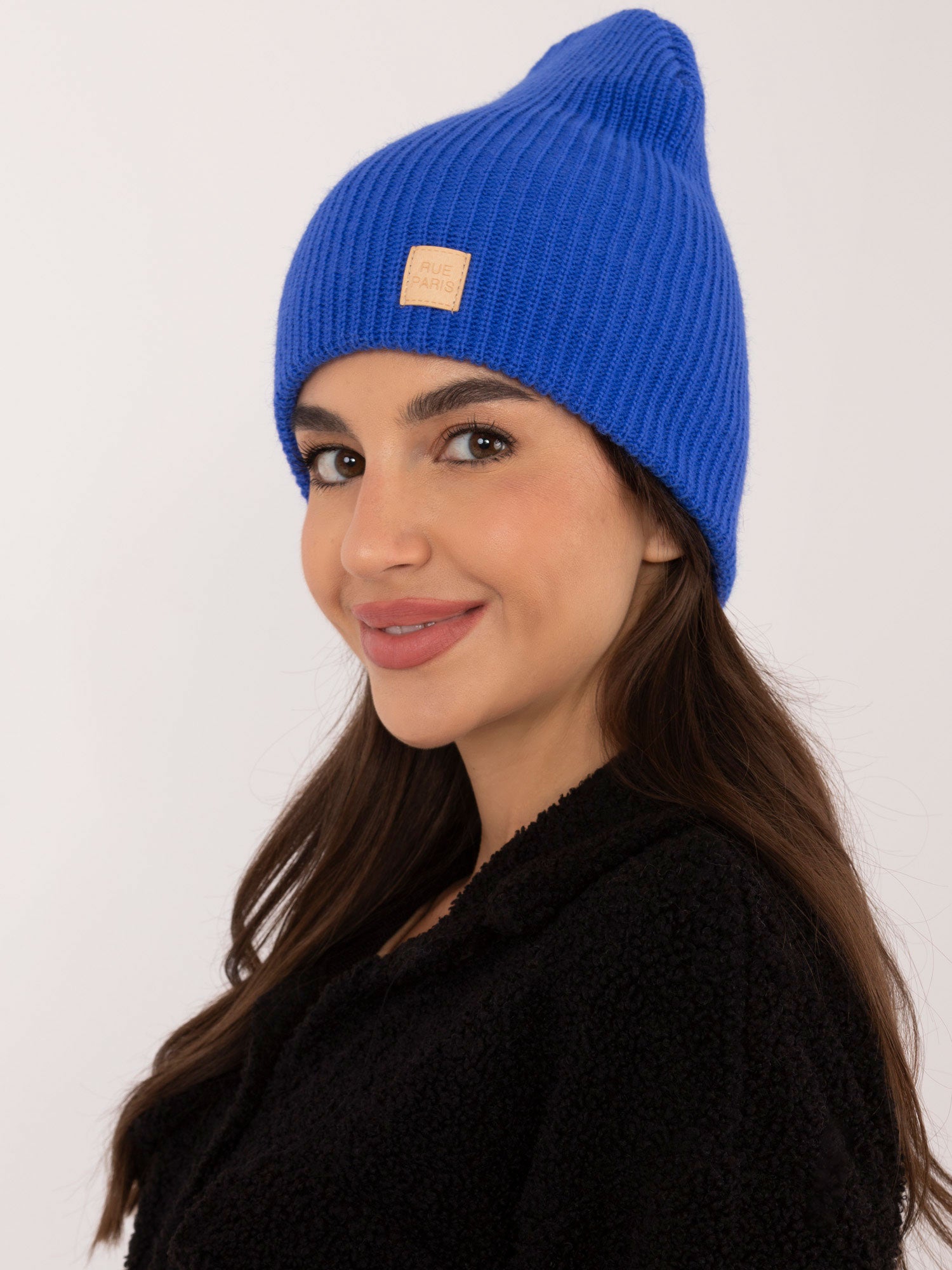 RUE PARIS Kobaltowa czapka beanie z naszywką