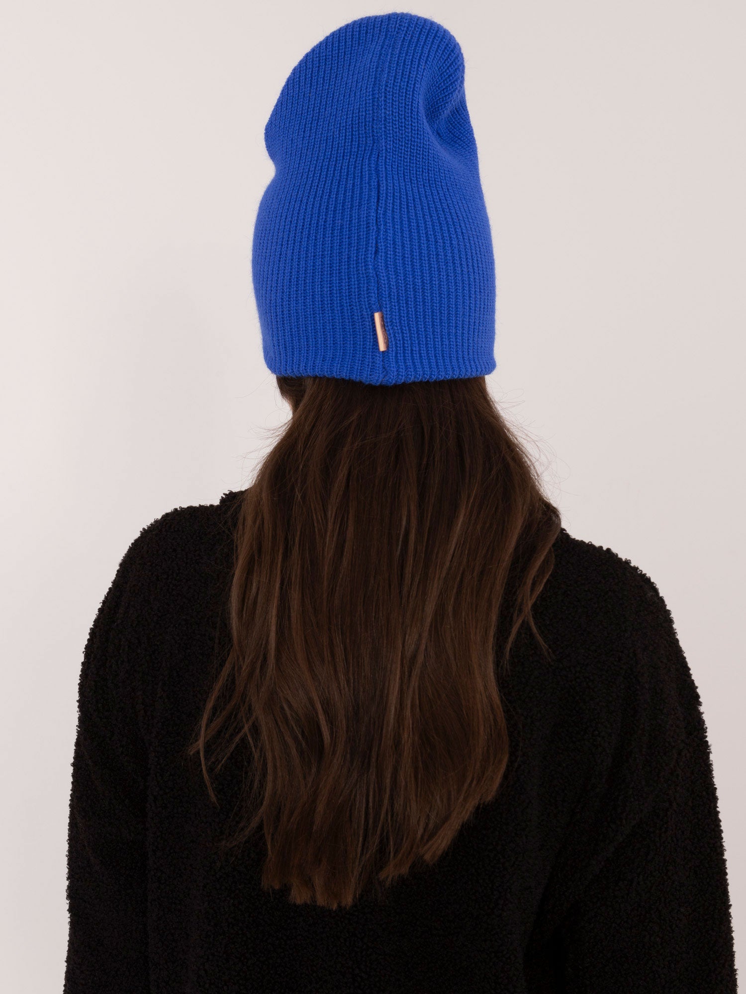 RUE PARIS Kobaltowa czapka beanie z naszywką